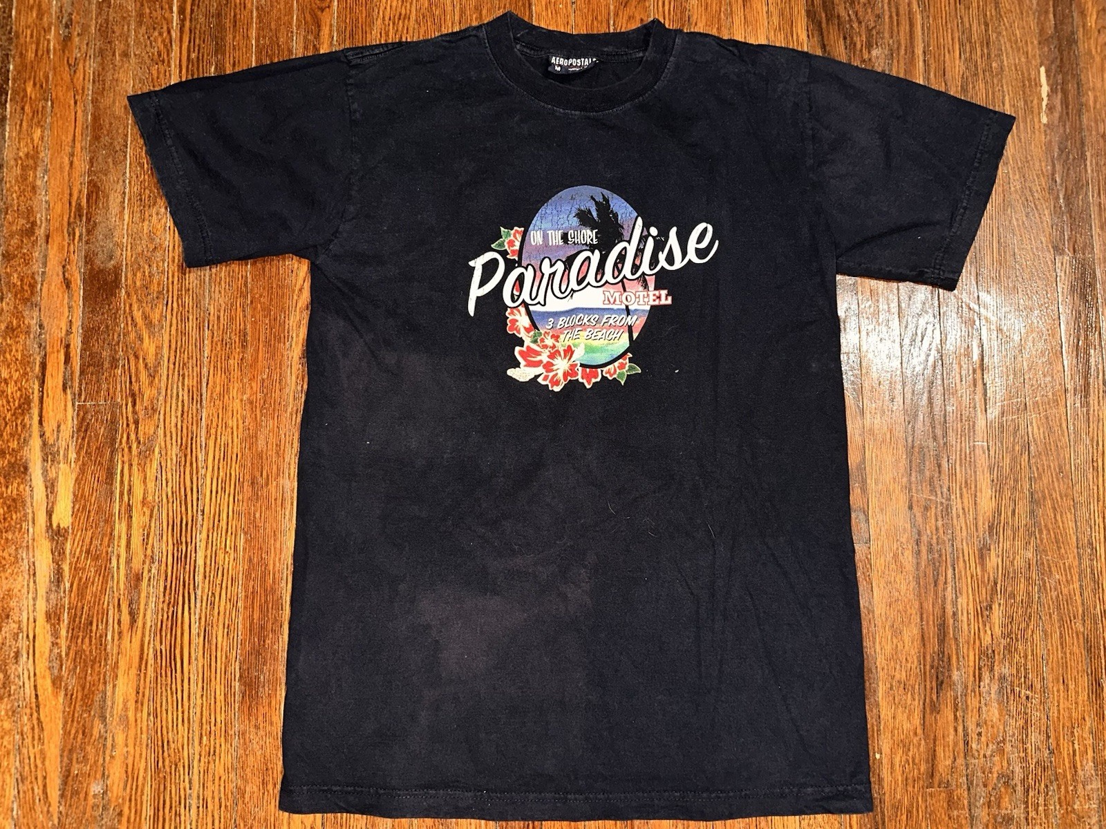 Medium PARADISE MOTEL On The Shore 3 blocks from the beach Aeropostale Shirt