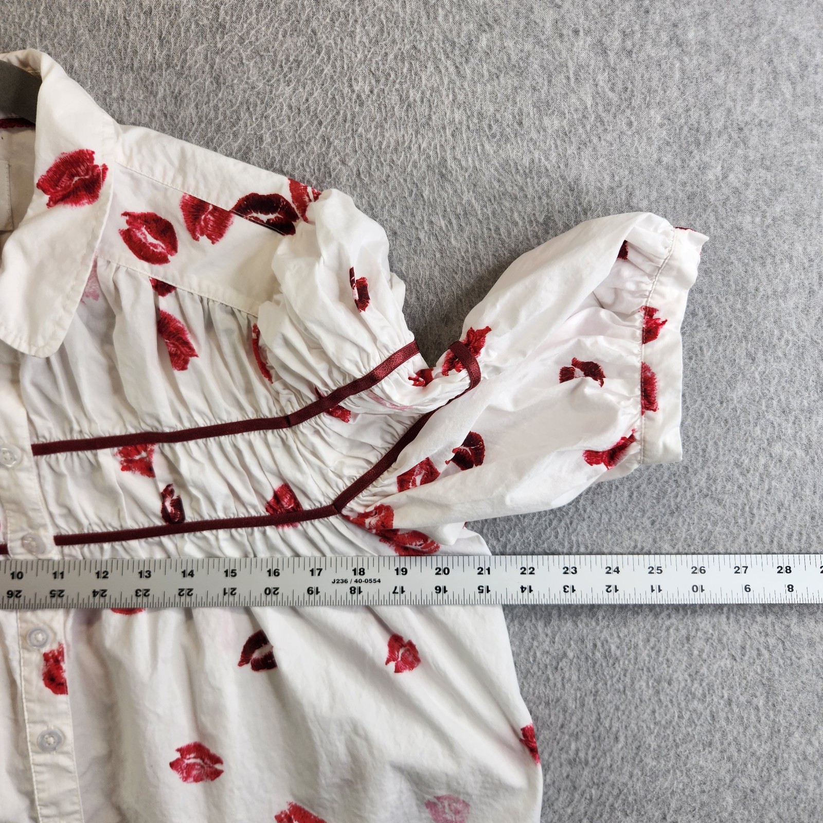 Maeve Top L Leandra Shirred Yoke Blouse Lipstick Kisses Novelty Valentines Day
