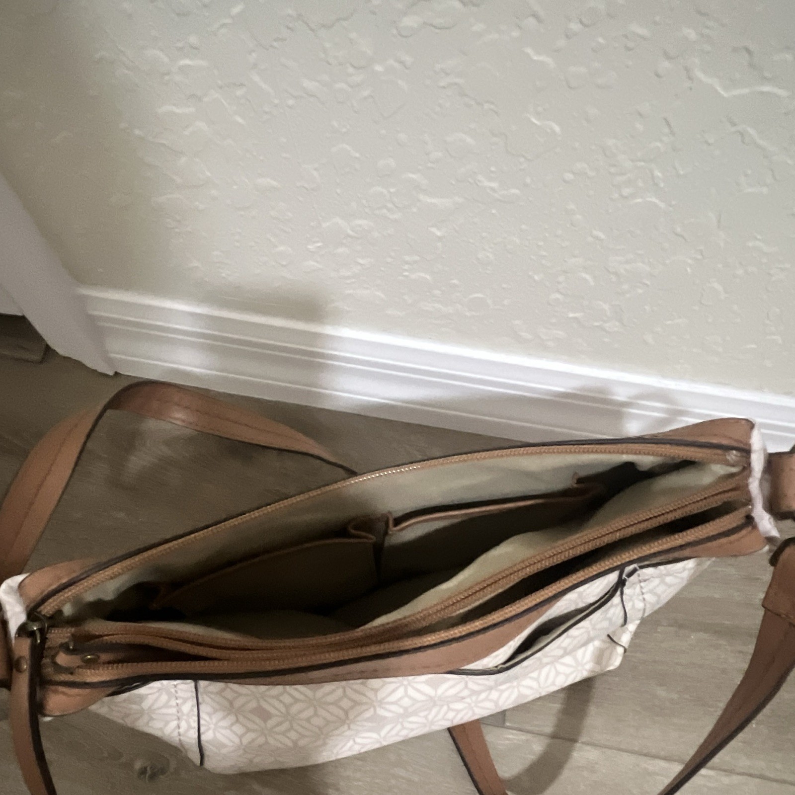 Baggallini Geometric Beige/Brown Crossbody Bag Zip Closure w/ Pouch