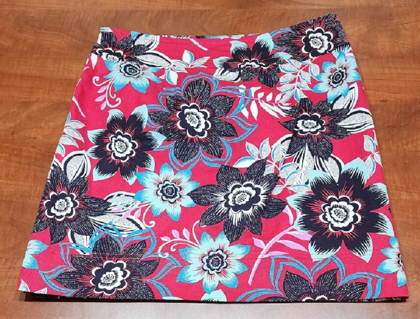 Women’s Talbots Red and Black Floral Straight A-Line Skirt Size 6P EUC B101