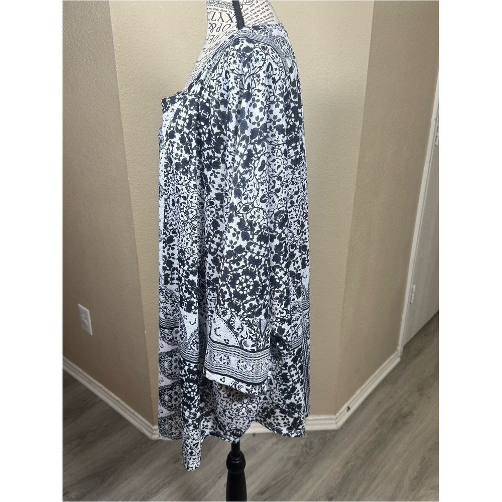 Avenue Black and White Floral Print Top