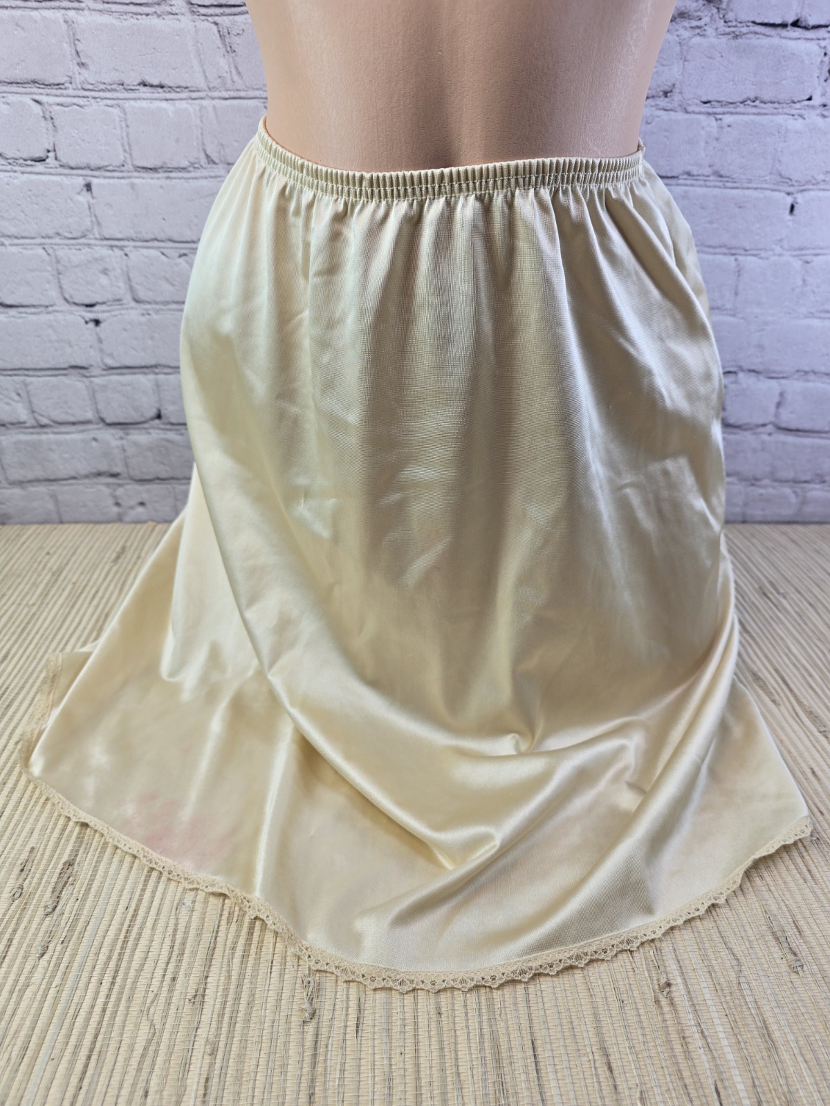 Vanity Fair S Vintage Slip Stretch Lace Slit Small Nylon USA Ivory Skirt READ