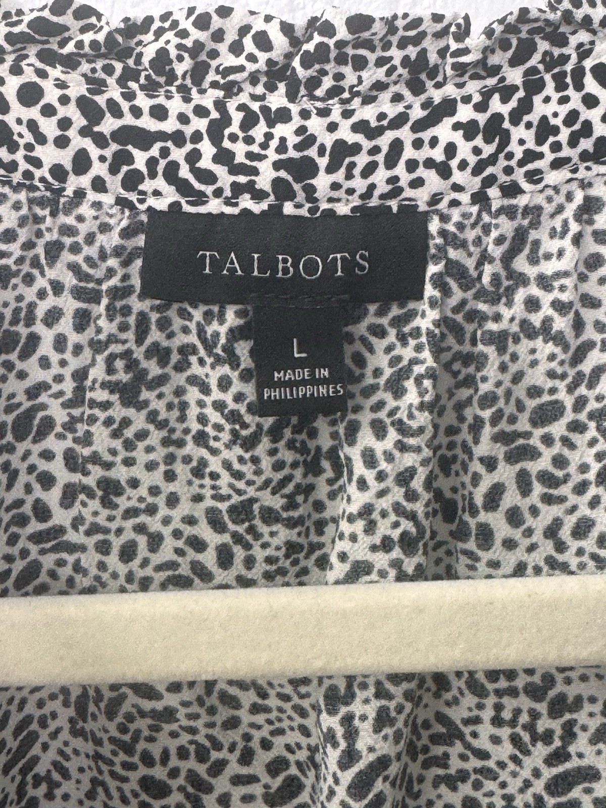 Talbots Sleeveless Split Neck Black White Blouse Button Ruffle Size Large