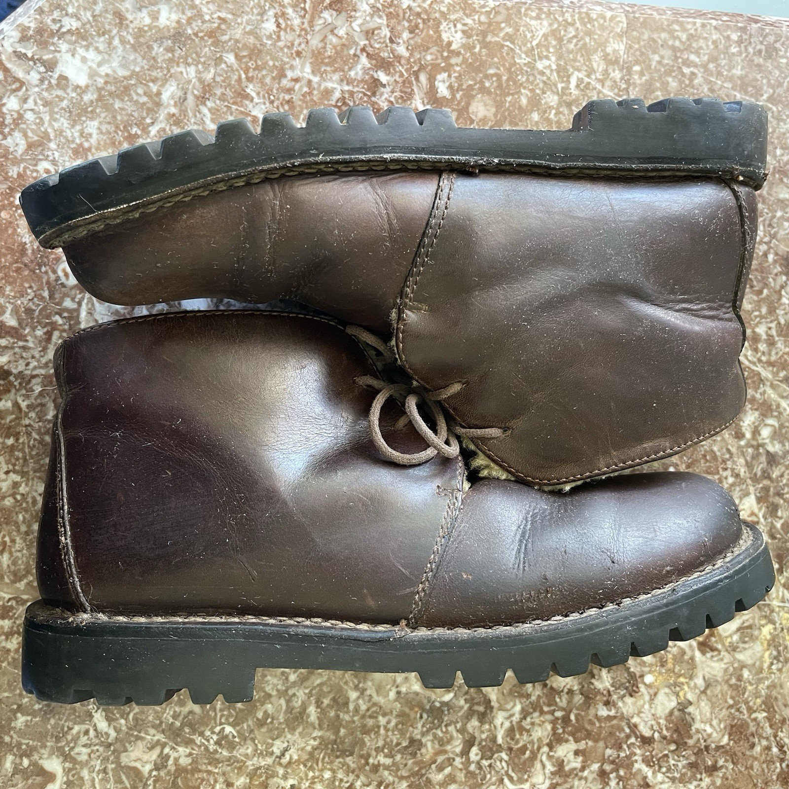 UGG Australia Brown Leather Shearling Lined Chukka Boots Men’s Size 10 US