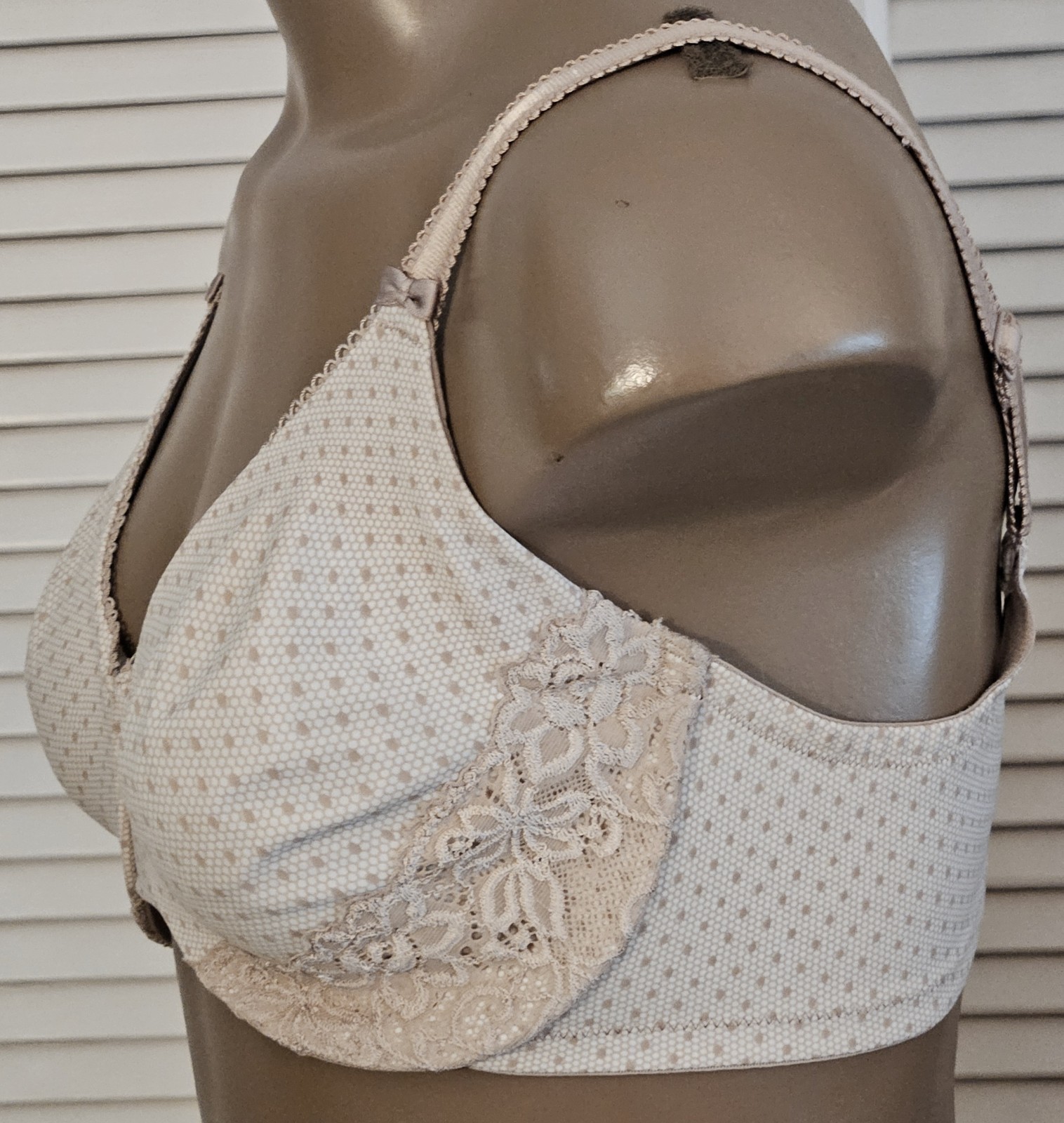 Olga Luxury Lift Full-Coverage Bra 35063 36DD Bra Beige w Lace Accents Soft Cup