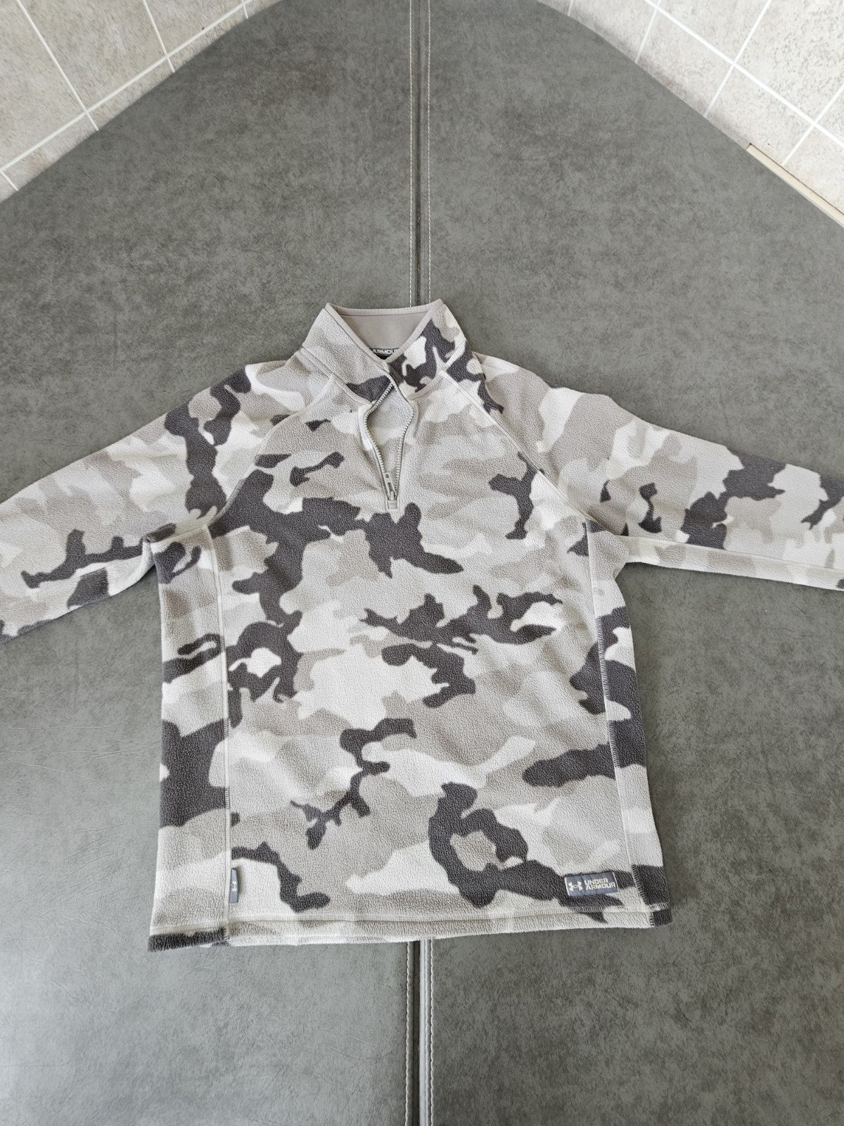 Under Armour Gray White Black Camo Fleece 1/4 Zip Mock Neck women’s Large
