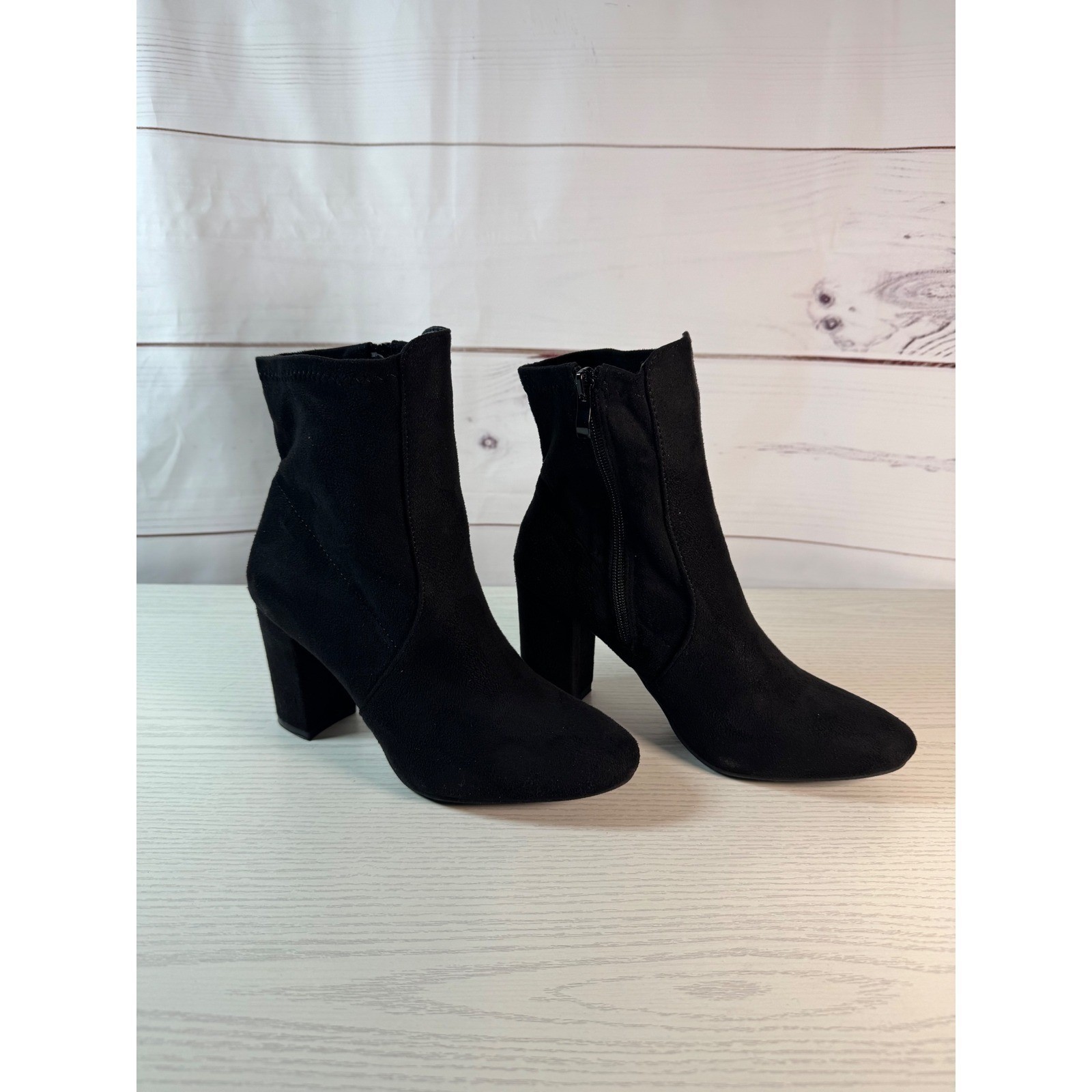 NEW Black Faux Suede Ankle Boots with Heel / Size 7 / Sku152