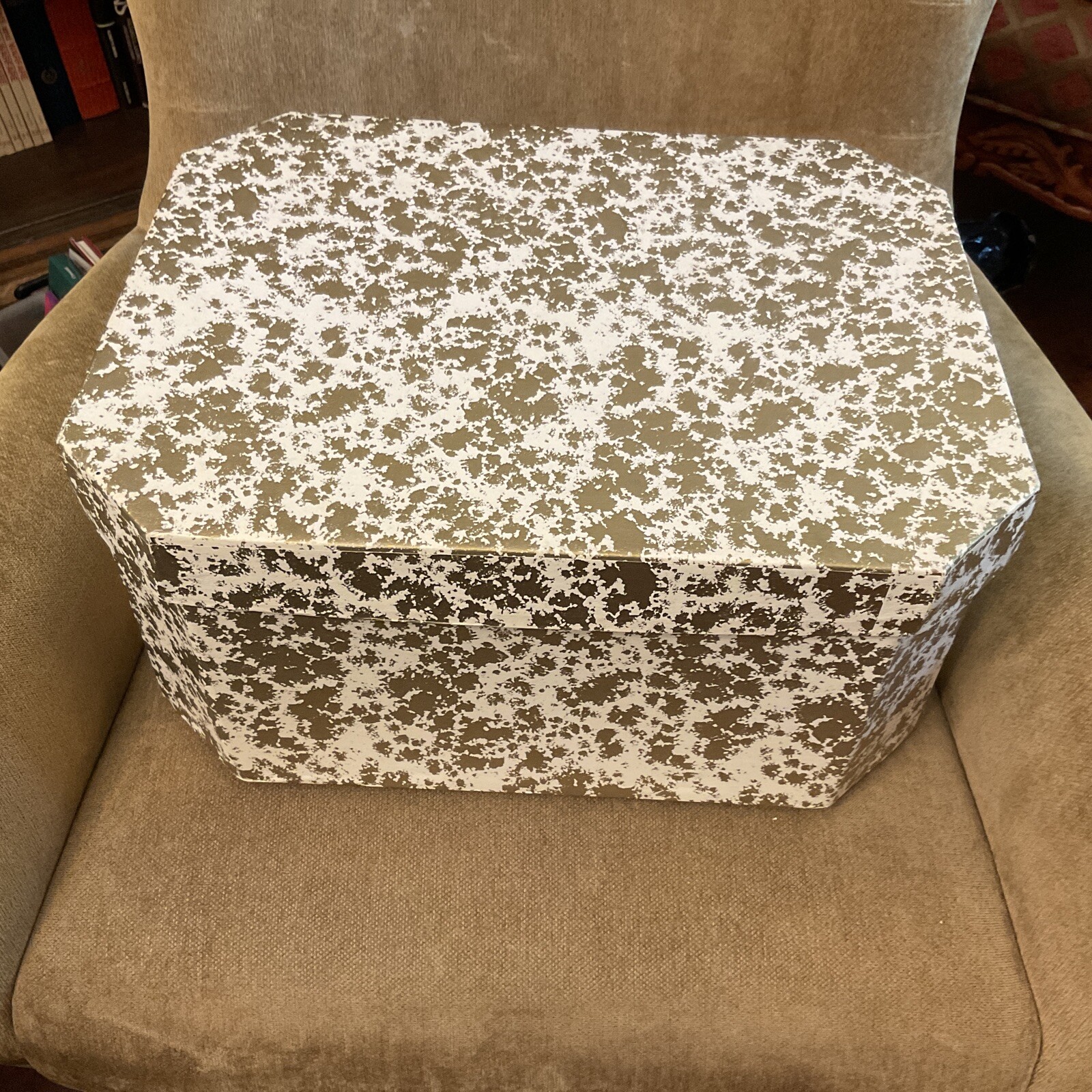 Vintage Large Beaver Hat Box 17″ × 13″x 8” With Insert Cowboy Style Gold White