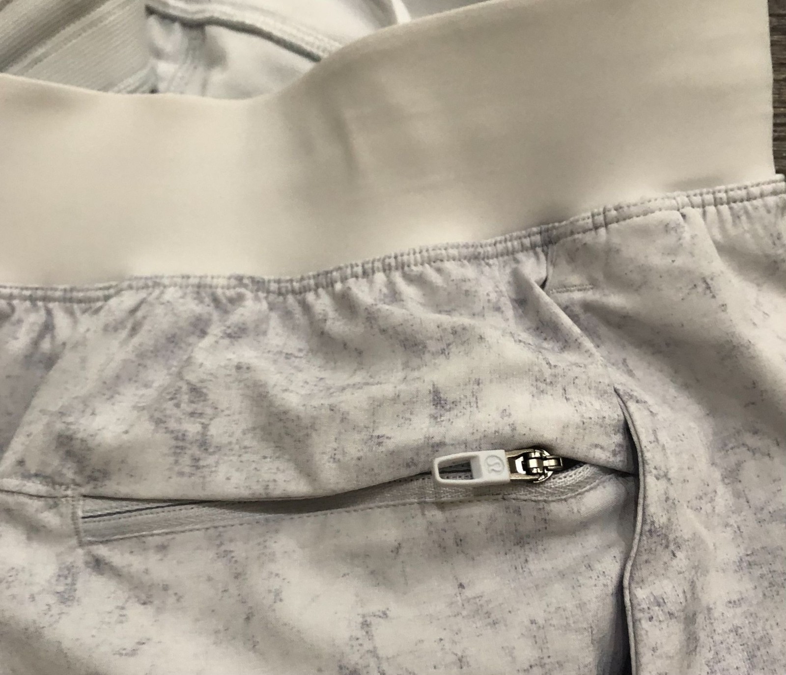 Lululemon T.H.E. Shorts Mens Medium Gravel Dust Gray White Athletic Drawstring