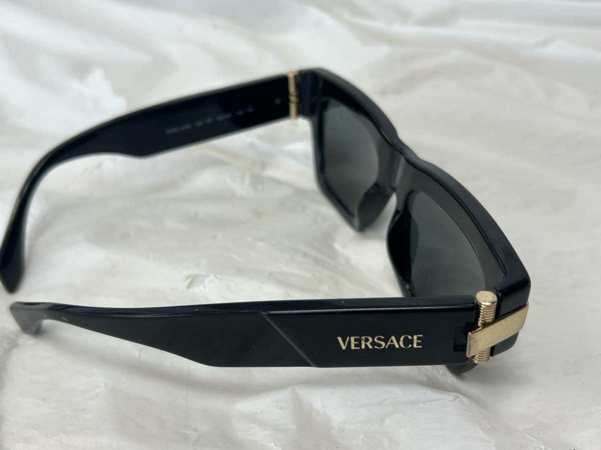 VERSACE 4464 SQUARE BLACK SUNGLASSES *SCRATCHES ON LENS AND INSIDE O (P23017461)