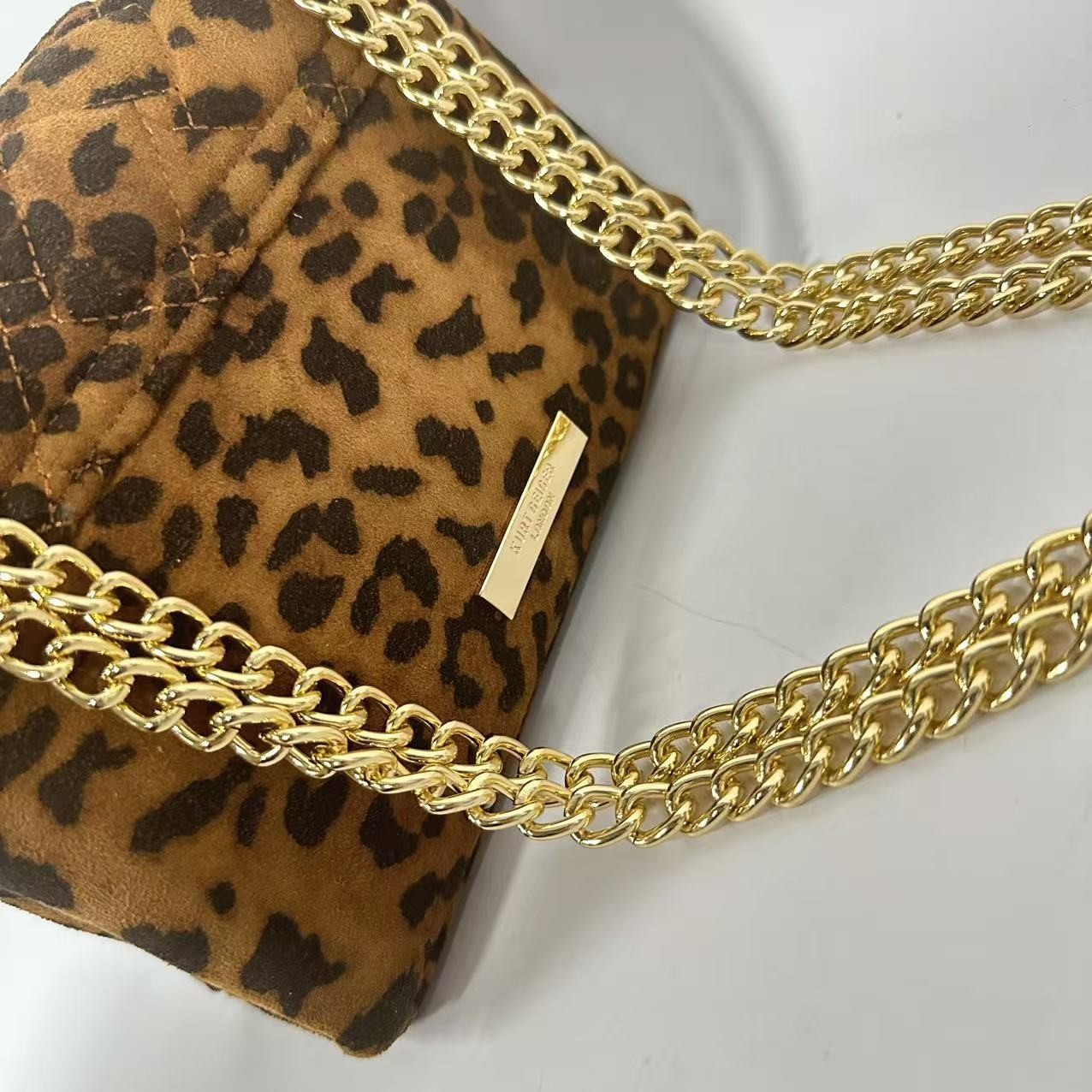 Kurt Geiger London Leopard Quilted Crossbody Bag Gold Eagle Chain 20×8×15 cm