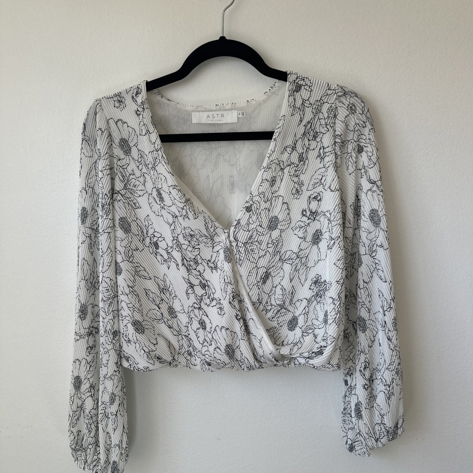 ASTR The Label Women’s Lined Summer Pleated Faux-Wrap Floral White Blouse XS