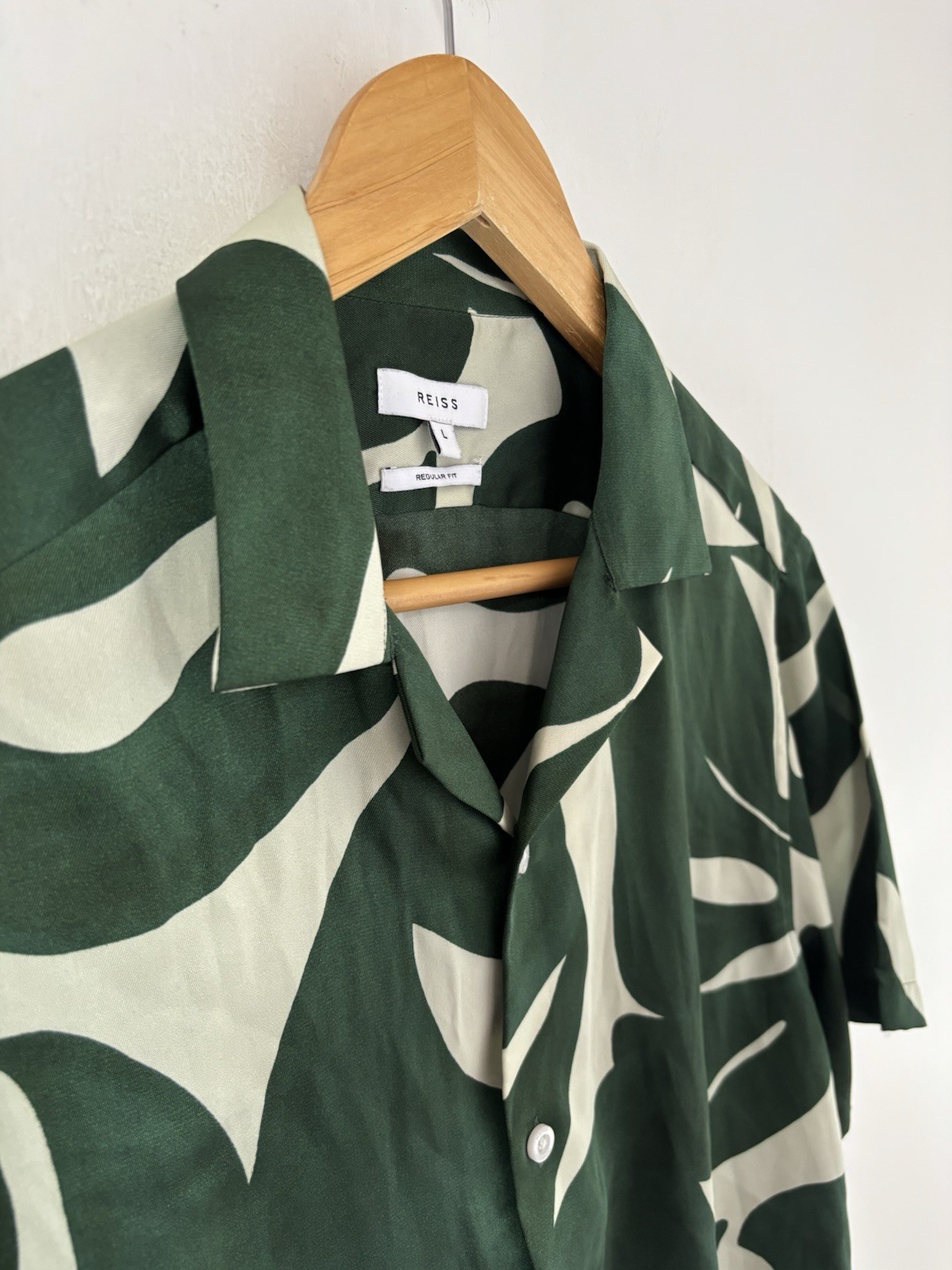 REISS Cuban Collar Shirt Large Green Monstera Leaf Tropical Print Silk Feel Soul