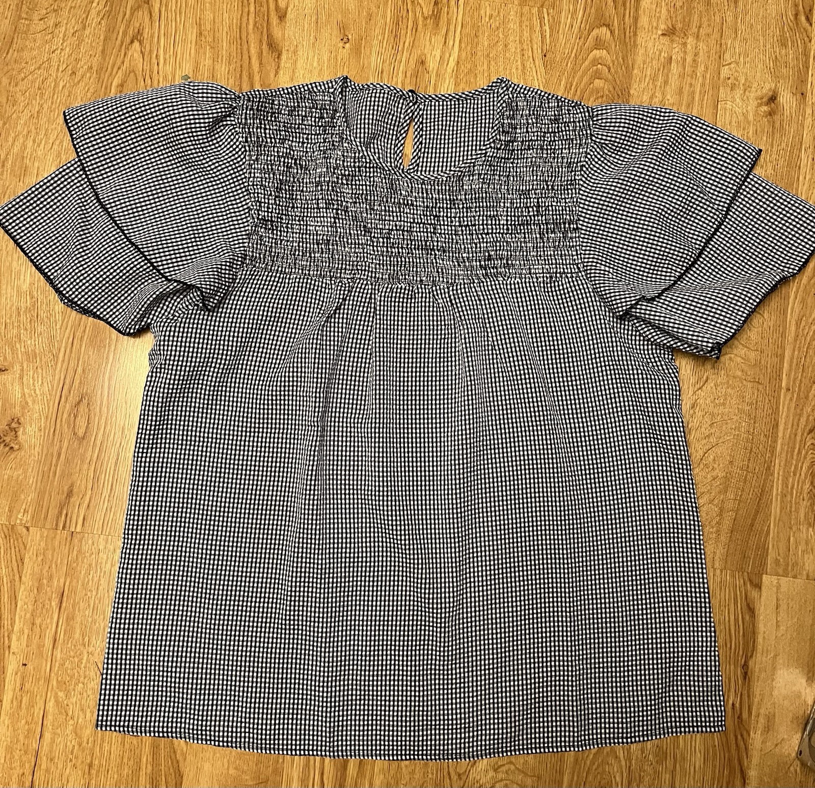 Ladies XXL Blouse Black White Seersucker Smocked Ruffle Easy Care NWOT