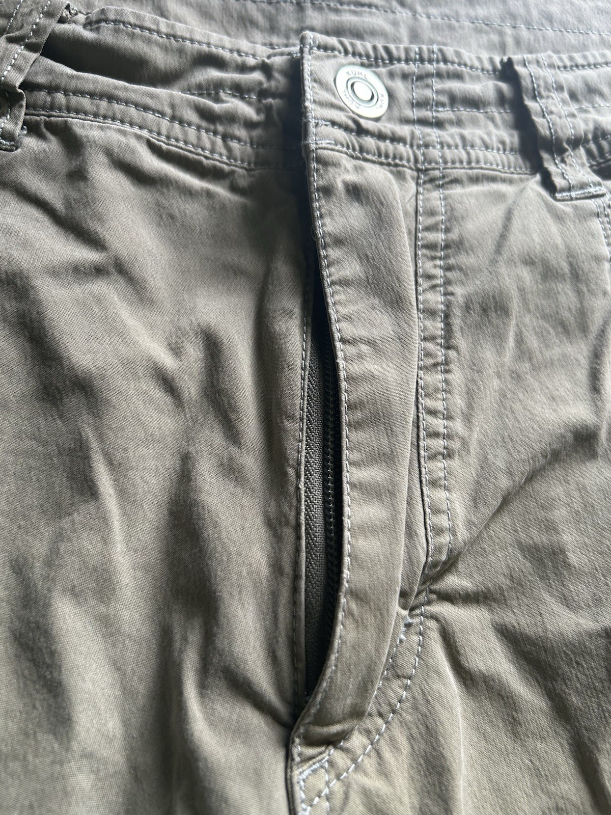 KÜHL Men’s Beige Cotton Nylon Canvas Cargo Shorts Flat Front Zip Pockets Logo