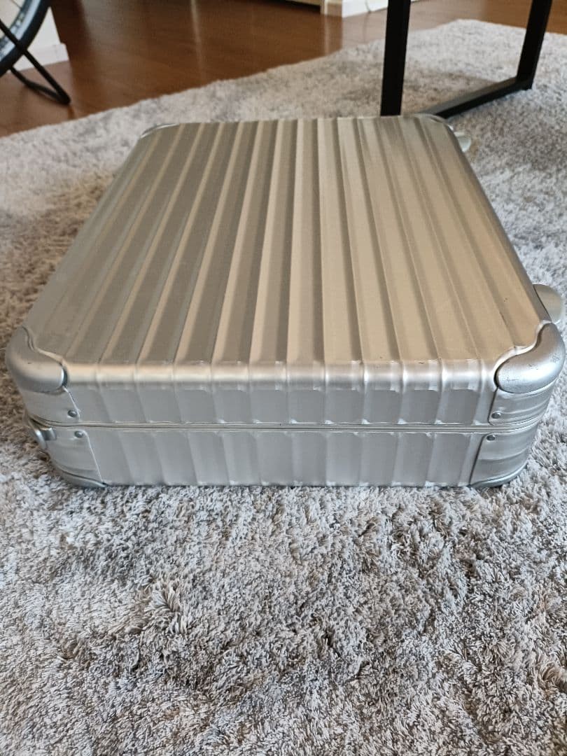 First come, first served! Rare 2013 model RIMOWA attaché case, aluminum silver.