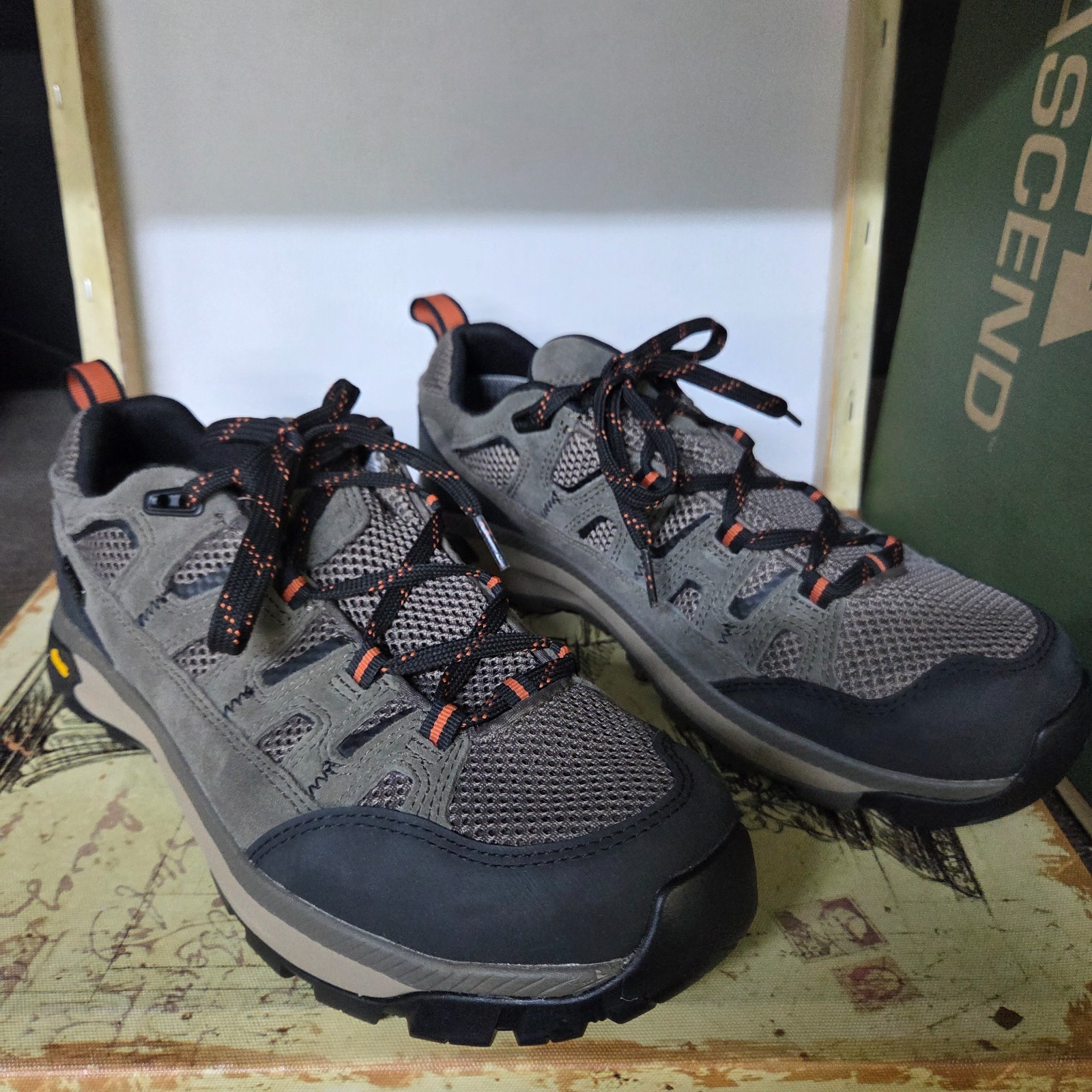 Size 9.5 Ascend Mojave Low Hiking Men’s Shoes Waterproof Vibram Charcoal-Olive
