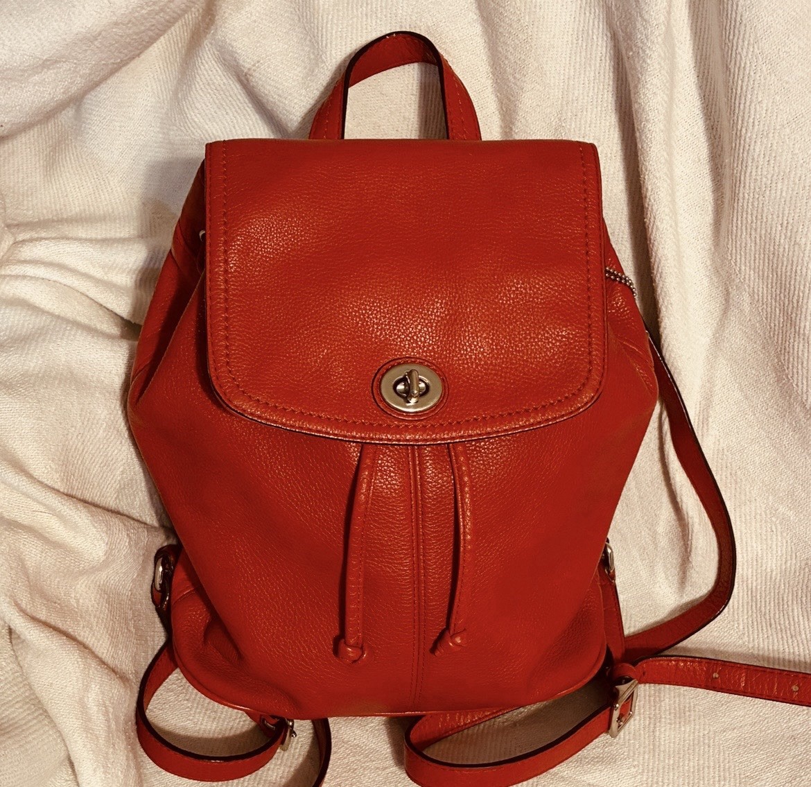 Coach Red Pebbled Drawstring Backpack Turn Lock Lined Inner Pockets Silver