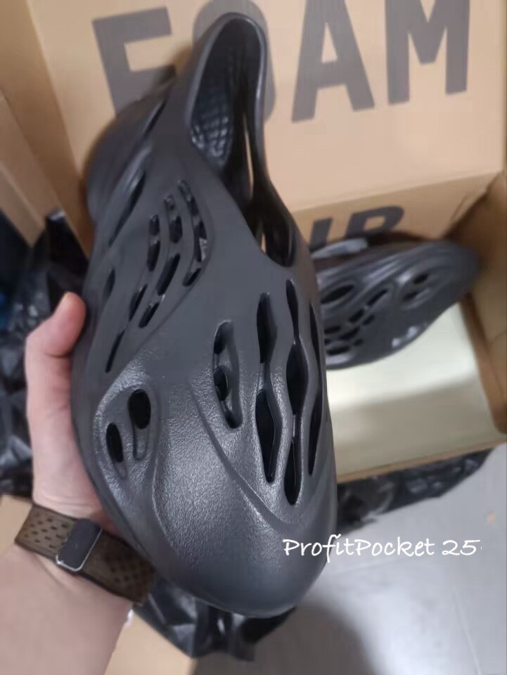 Yeezy Black Onyx Foam Runner Size 8