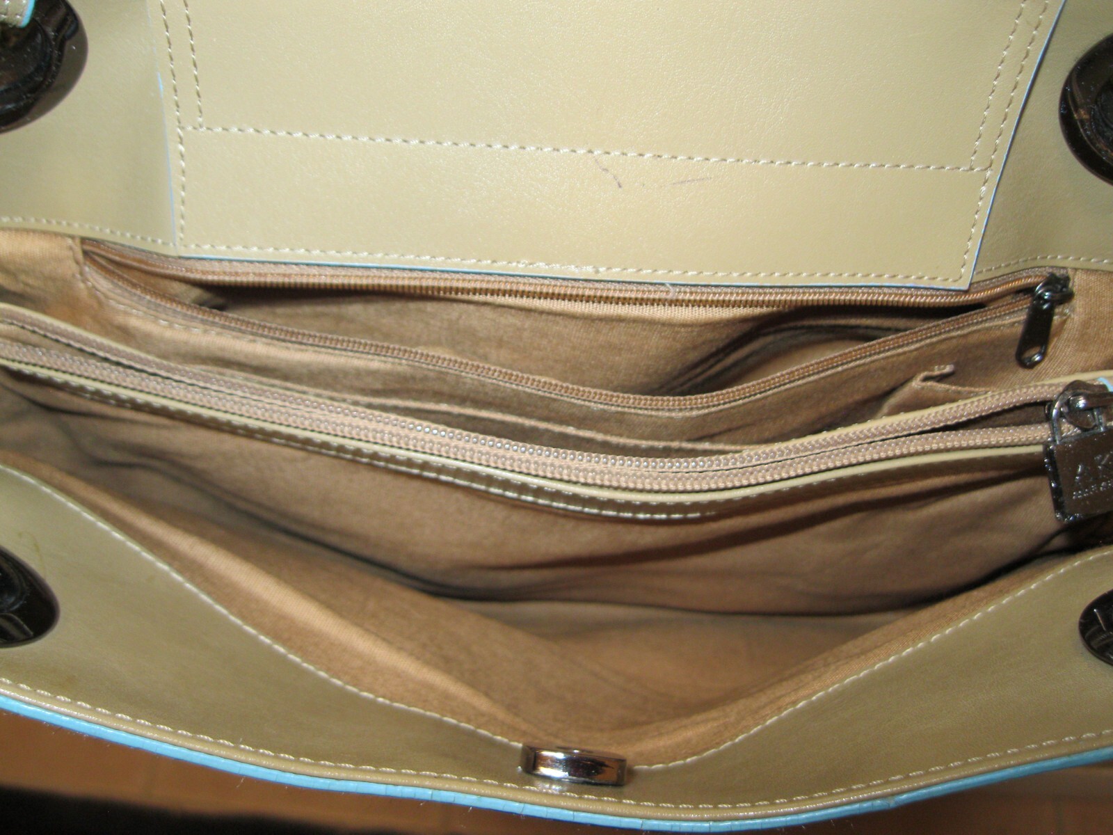 ANNE KLEIN TAN LEATHER HANDBAG, NEW, W/ 2 ZIPPERED POCKETS & LT. BLUE TRIM