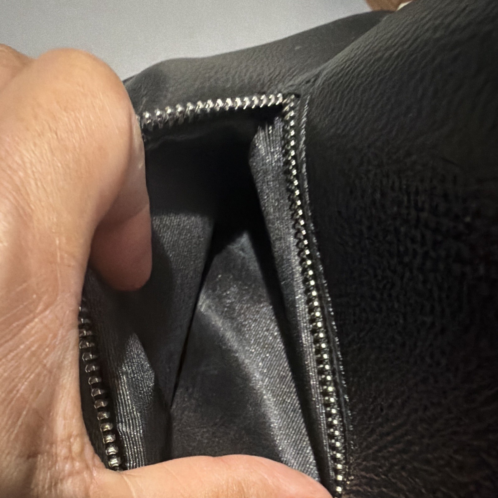 Danier Black Pebbled Shoulder Bag Zip Closure Silver Hardware Lined Pockets