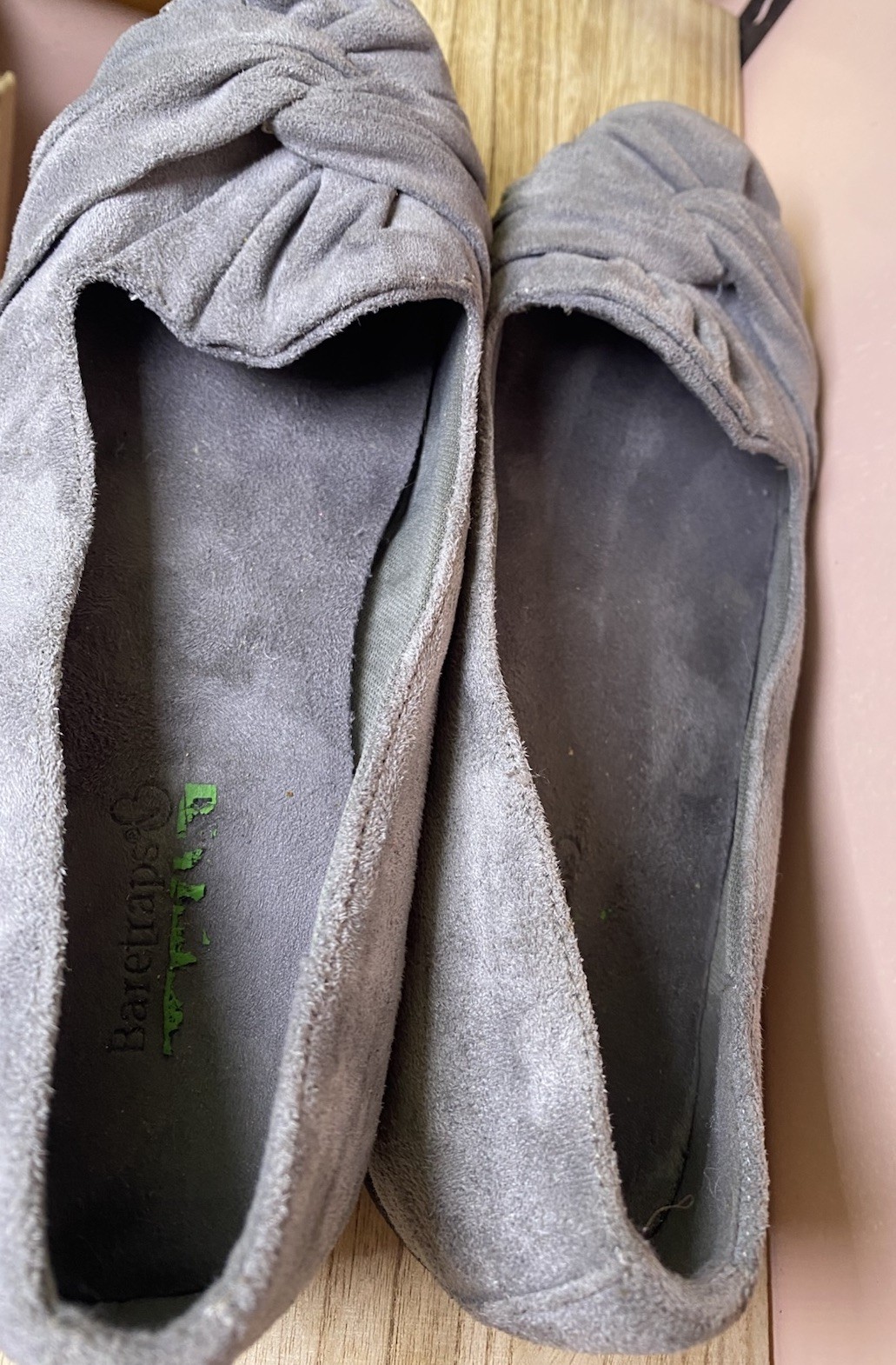 Baretraps Womens Size 7.5 Gray Faux Suede Ballet Flats Bow Slip On Comfort Shoes