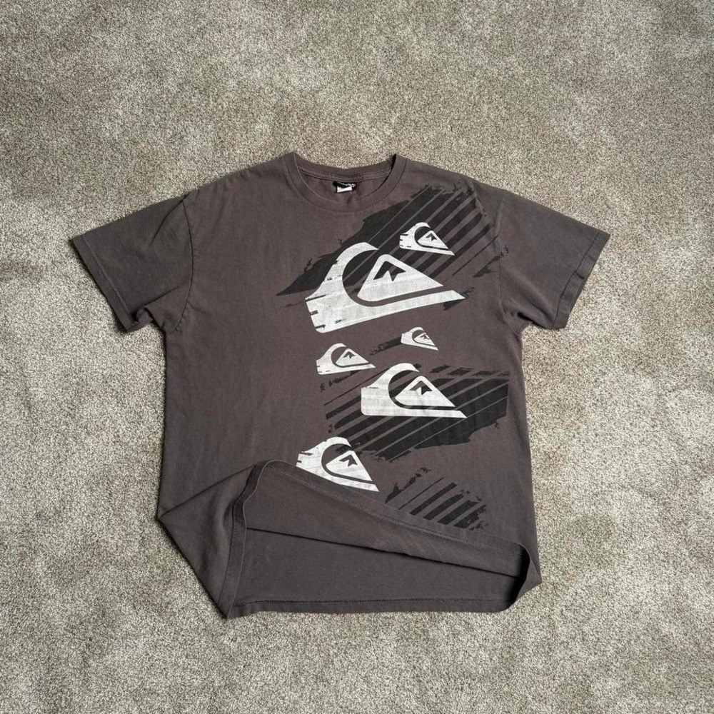 GREY QUIKSILVER Y2K STYLE “SIDE PRINT” GRAPHIC TEE