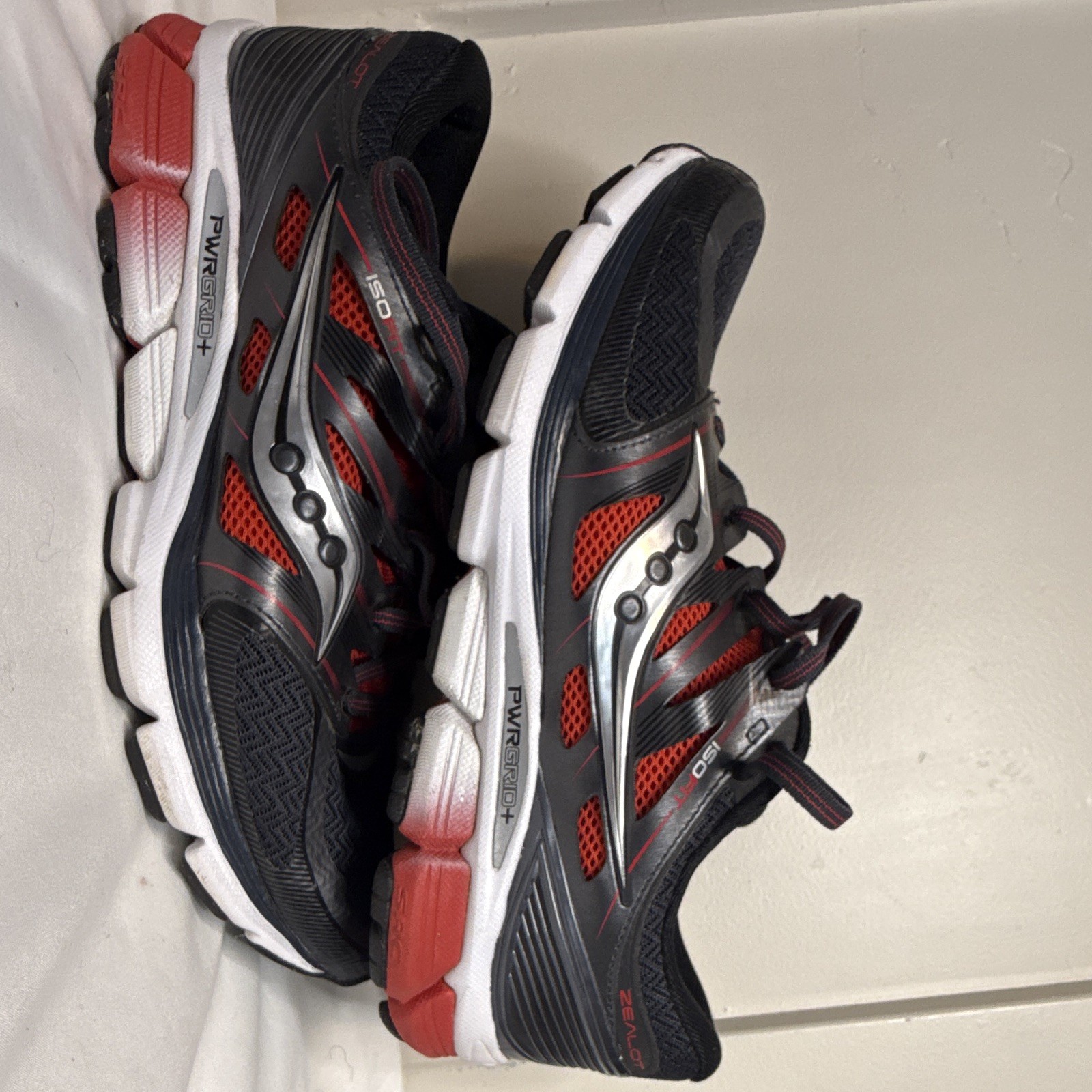 Saucony Zealot ISO Men’s Black/Red/White Low Top Running Shoes