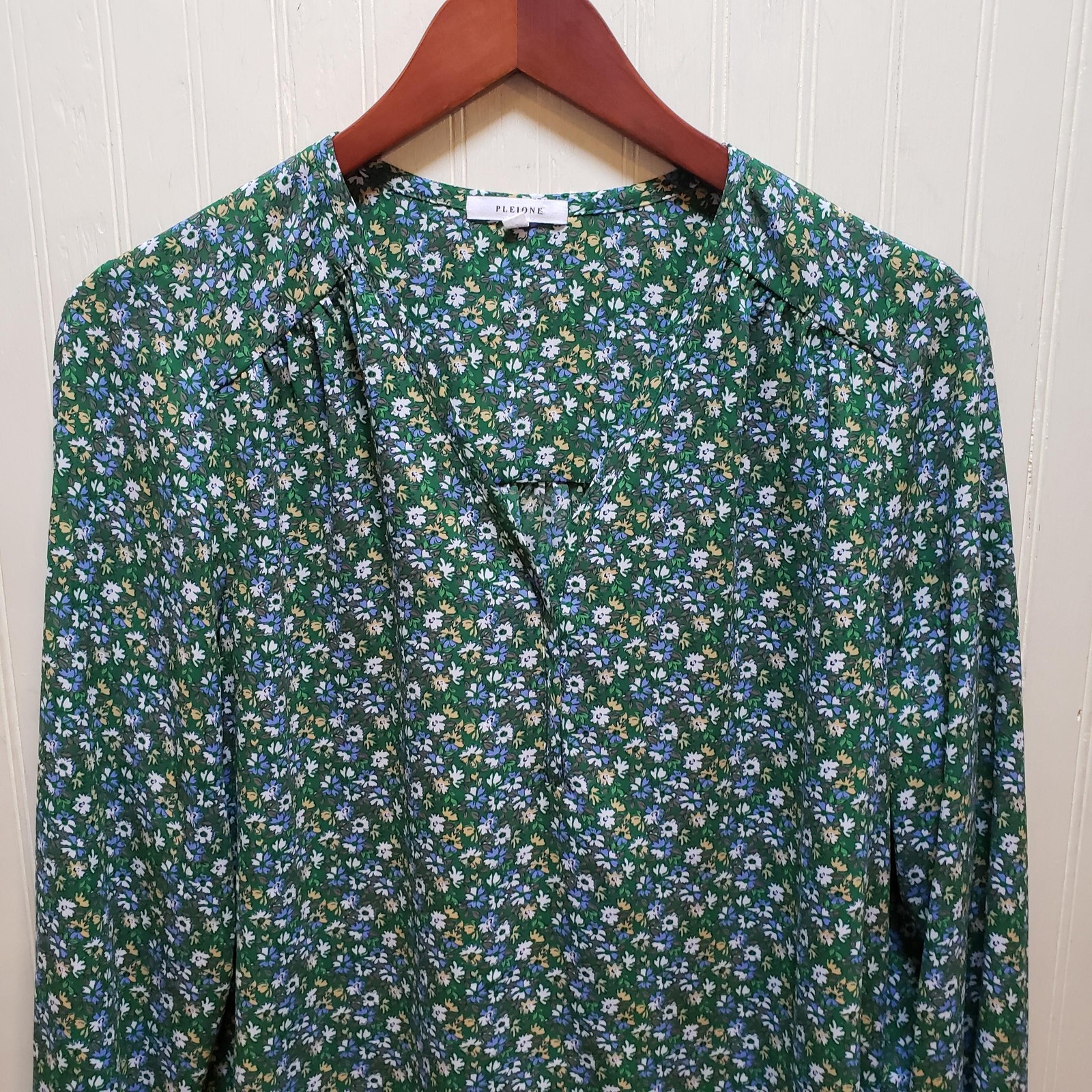 Pleione Blouse Womens M Green V Neck Long Sleeve Floral Print Tunic Top