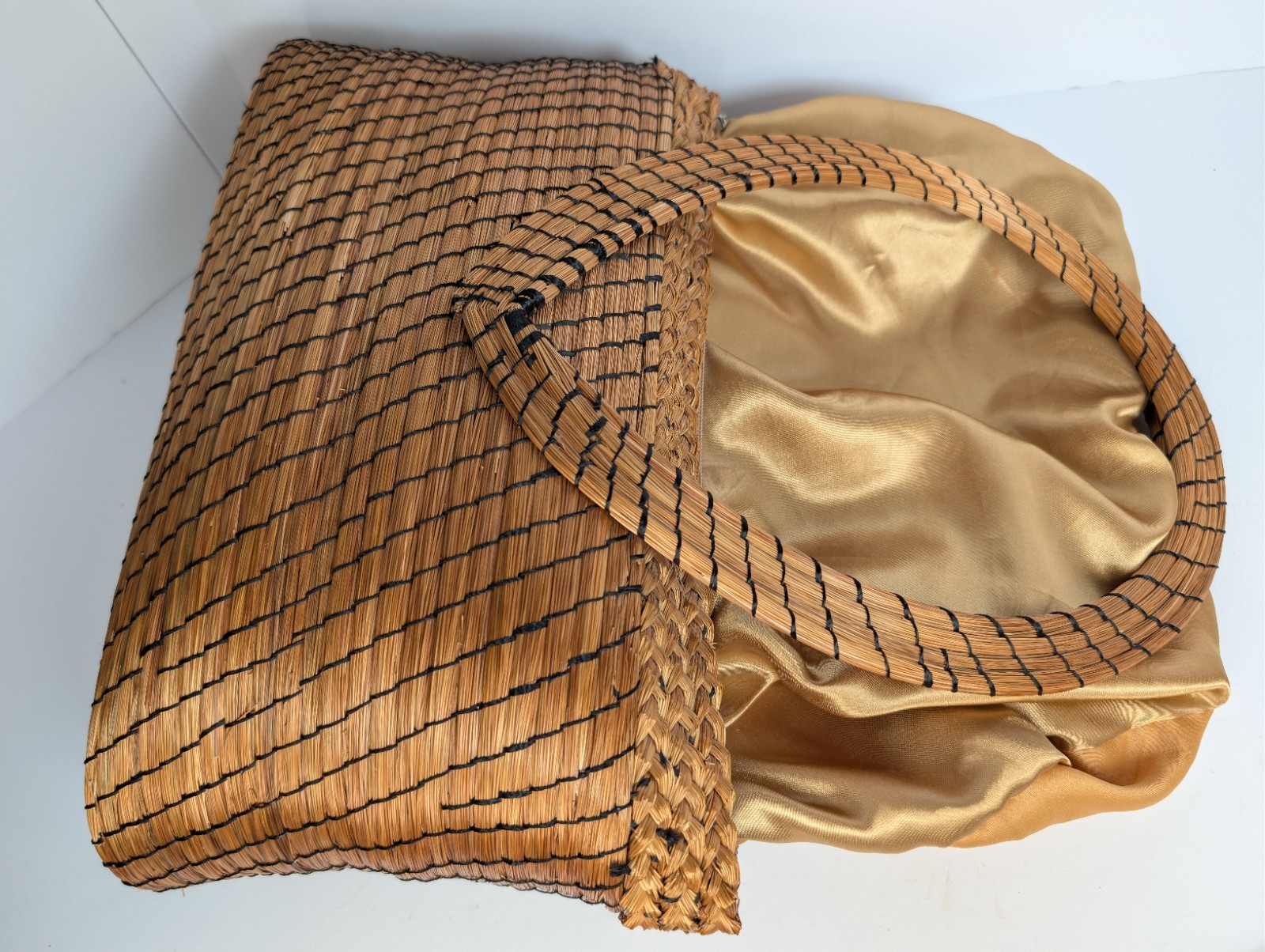 NATURAL STITCHED WEAVED HANDBAG PURSE BOUTIQUE Large Circular Handles Gold Tan