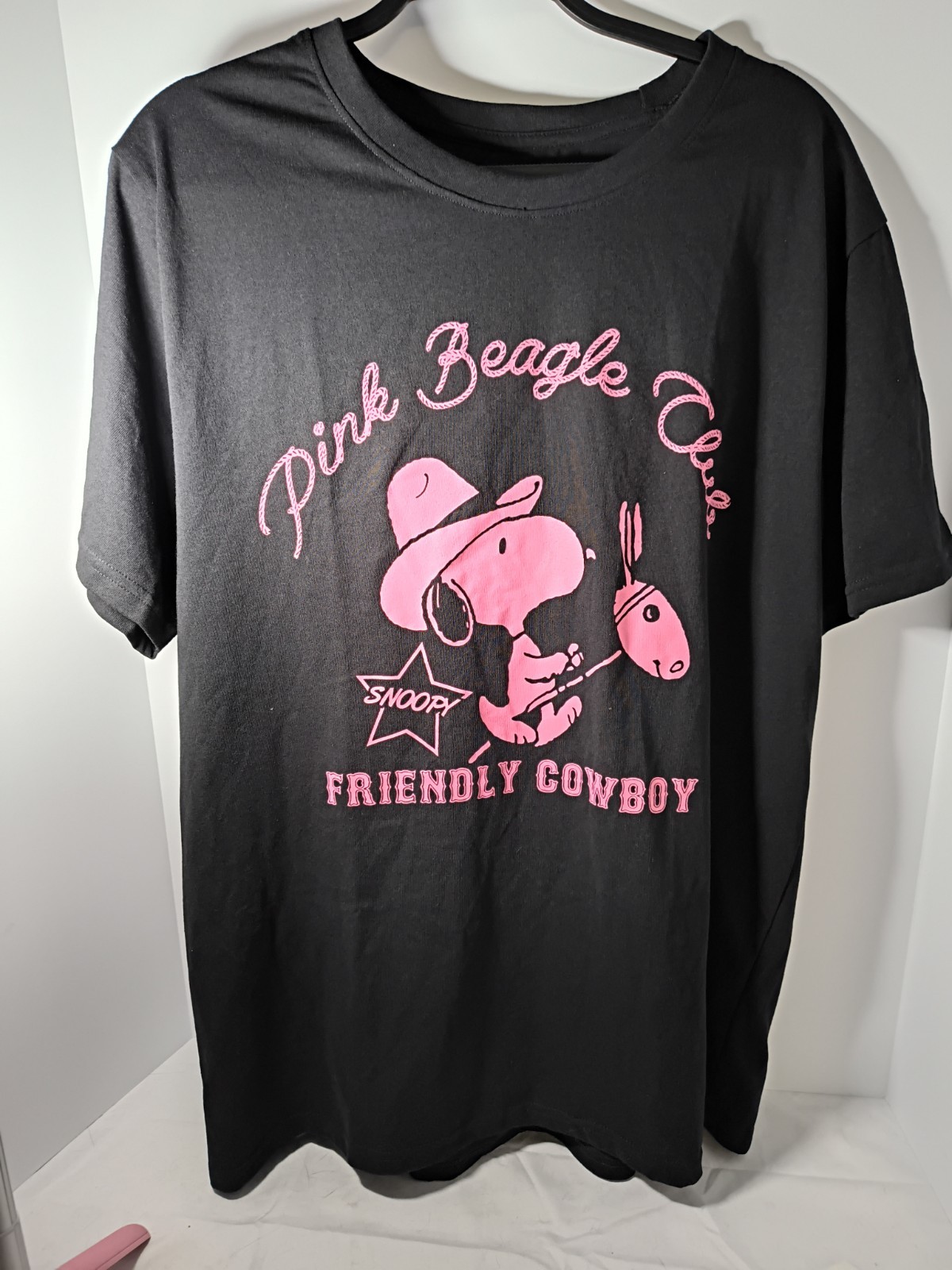 Peanuts Snoopy Pink Beagle Club Friendly Cowboy Black Graphic Tee Men’s XL