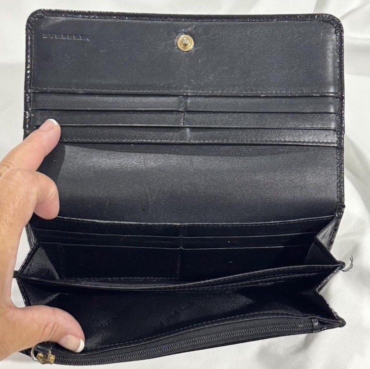 Burberry Black Bifold Wallet Logo Zip Coin Pocket Snap Closure Credit Card
