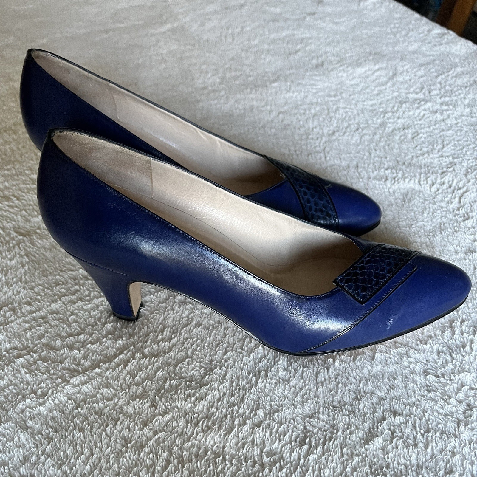 Salvatore Ferragamo Blue Leather Pumps Snakeskin Accent Almond Toe Slip-On 7B