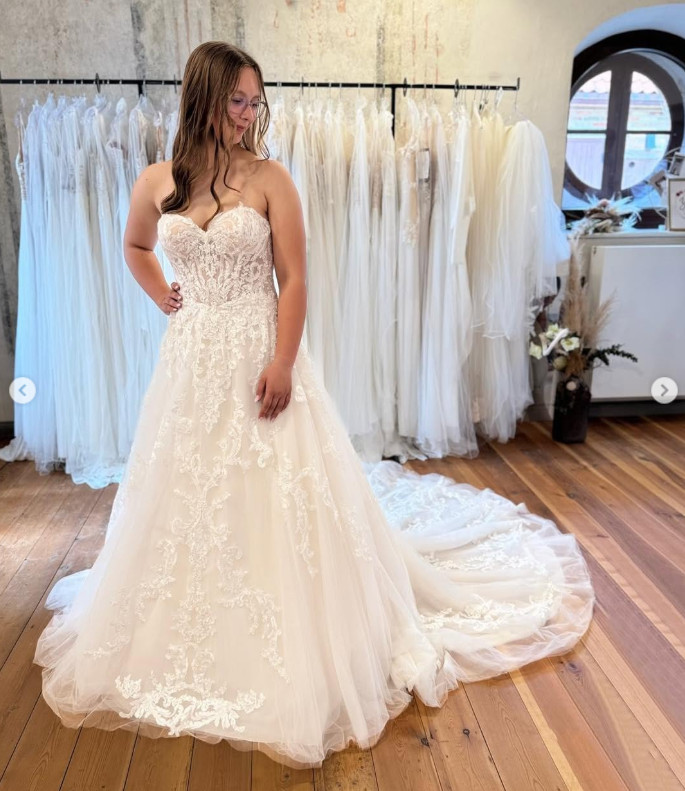 Strapless Wedding Dresses Sweetheart Lace Appliques Sweep Train Bridal Gowns