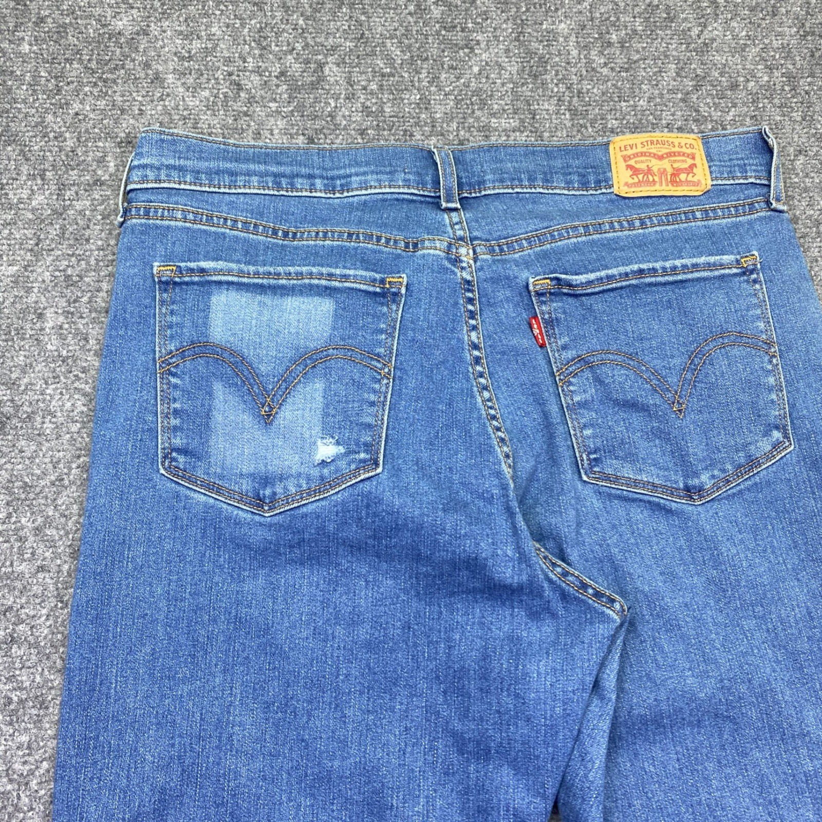 Levis 39250-0113 Womens Sz 10M Classic Straight Leg Blue Jeans Medium Wash