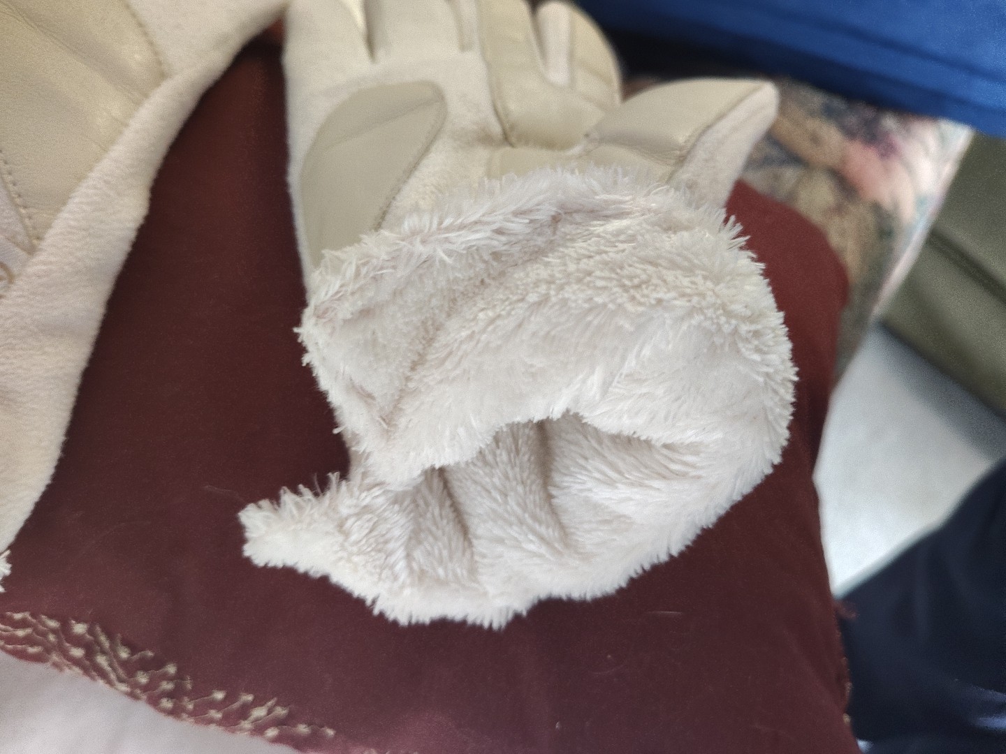 Isotoner SmarTouch Ivory Teddy Fur Softshell Gloves w/Thermaflex Lining