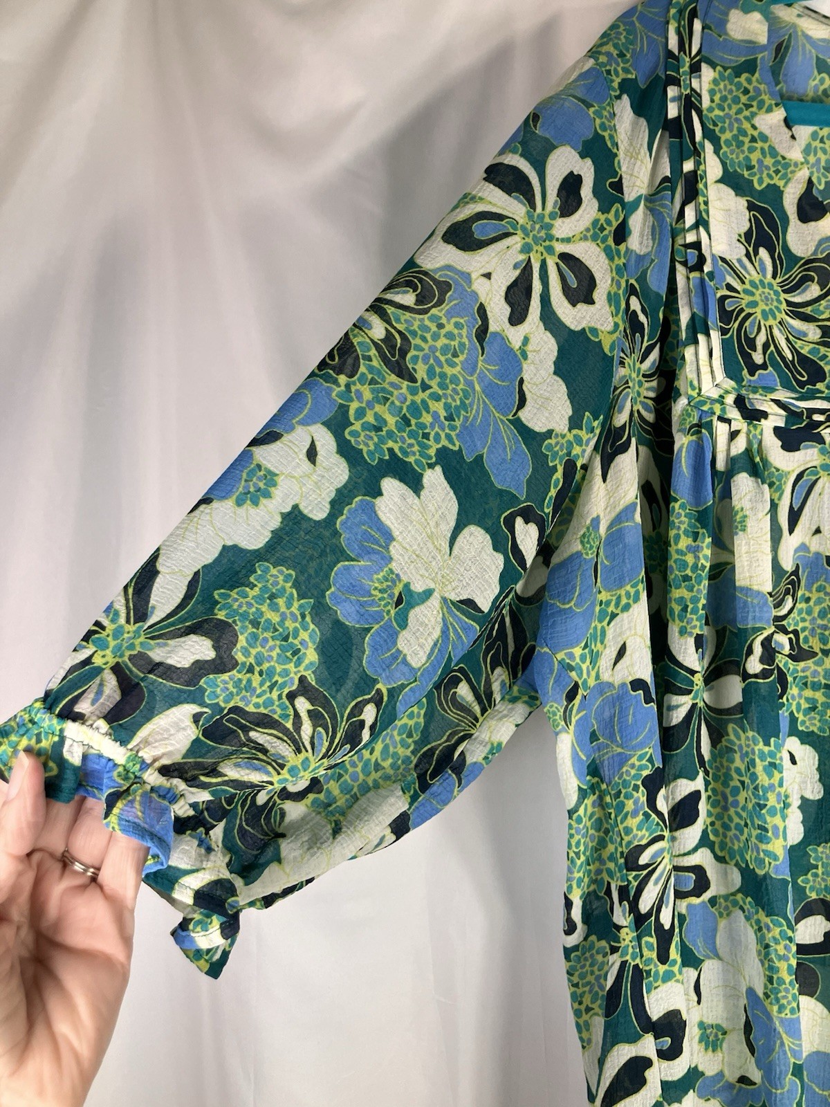 Avenue Women’s Semi-Sheer Blouse Size 26/28 Green Blue Artsy Pleated LS