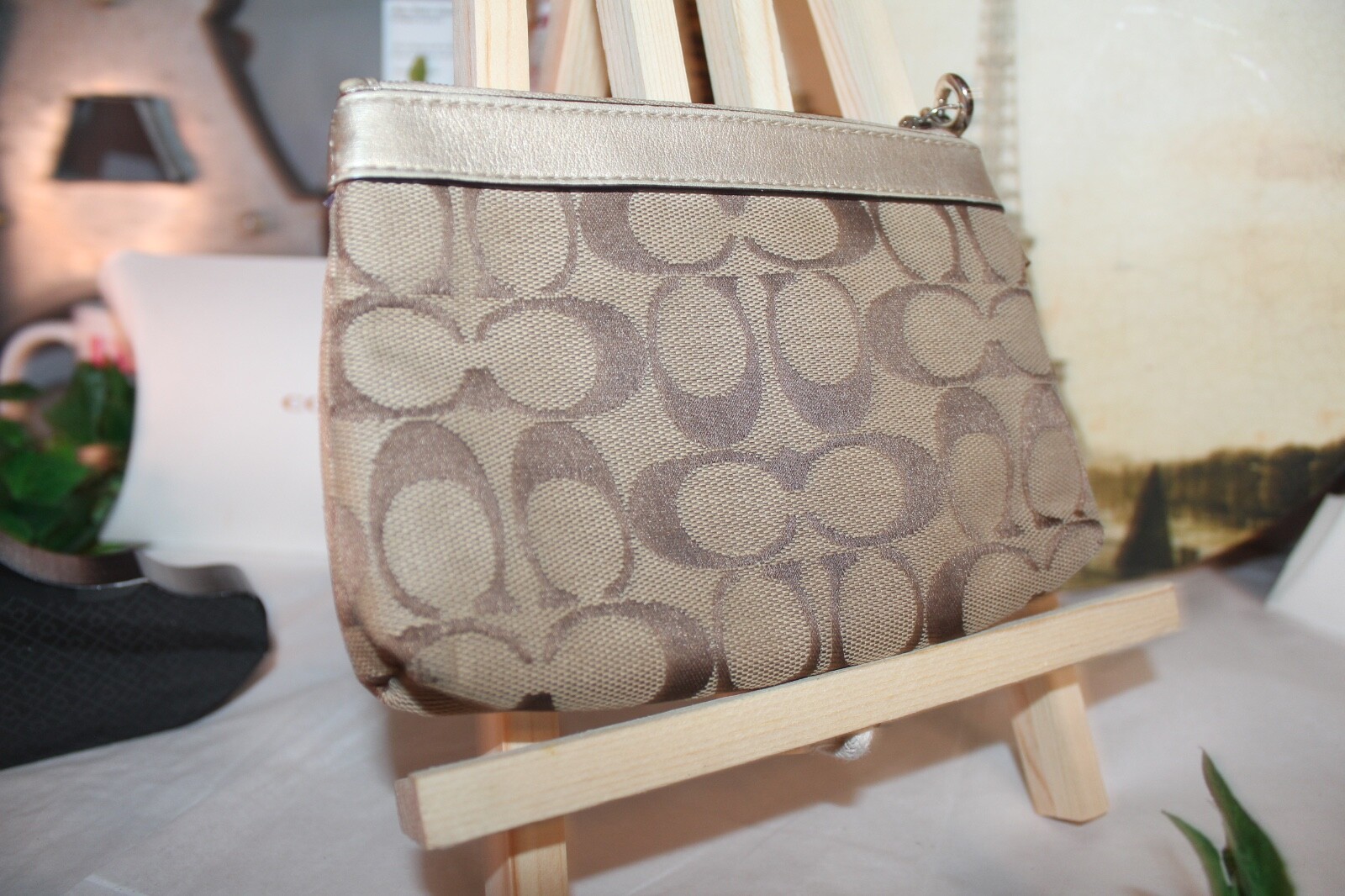 👛CHIC COACH KHAKI CC MONOGRAM WRISTLET!👛
