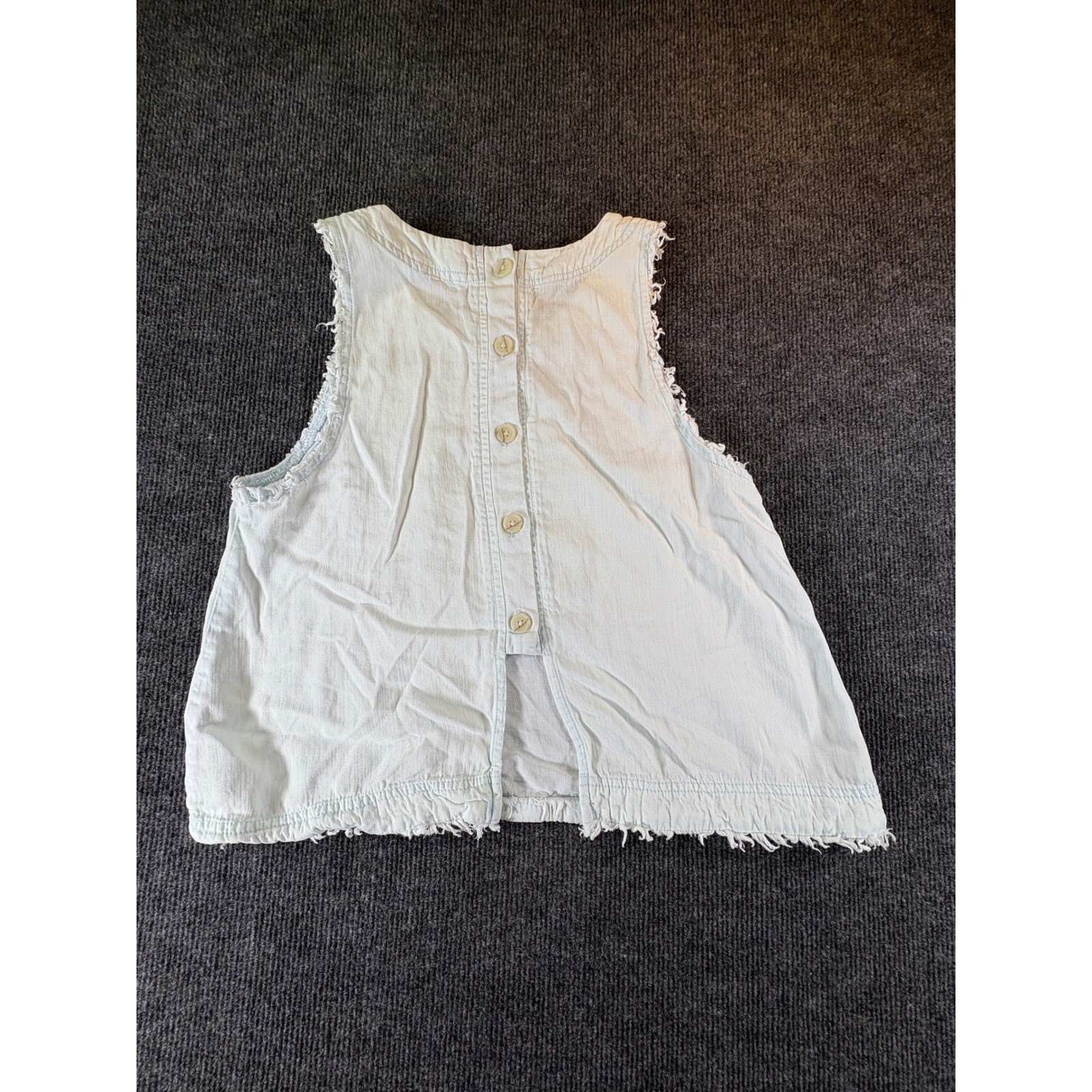 Altar’d State Womens XS Light Wash Denim Sleeveless Button Back Frayed Top 2645