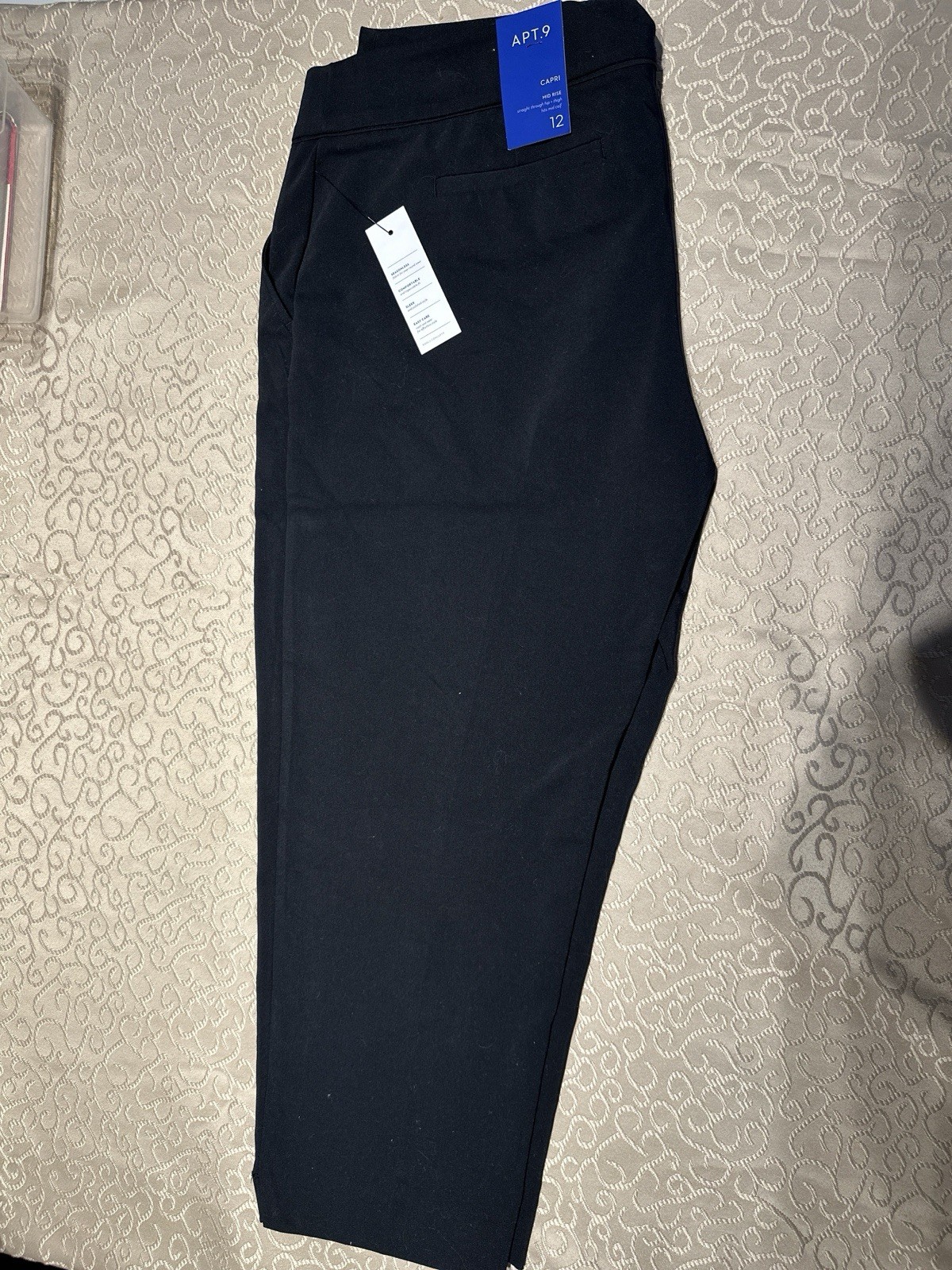 Apt. 9 Women’s Black Mid Rise Straight Fit Capri Pants Easy Care 22″