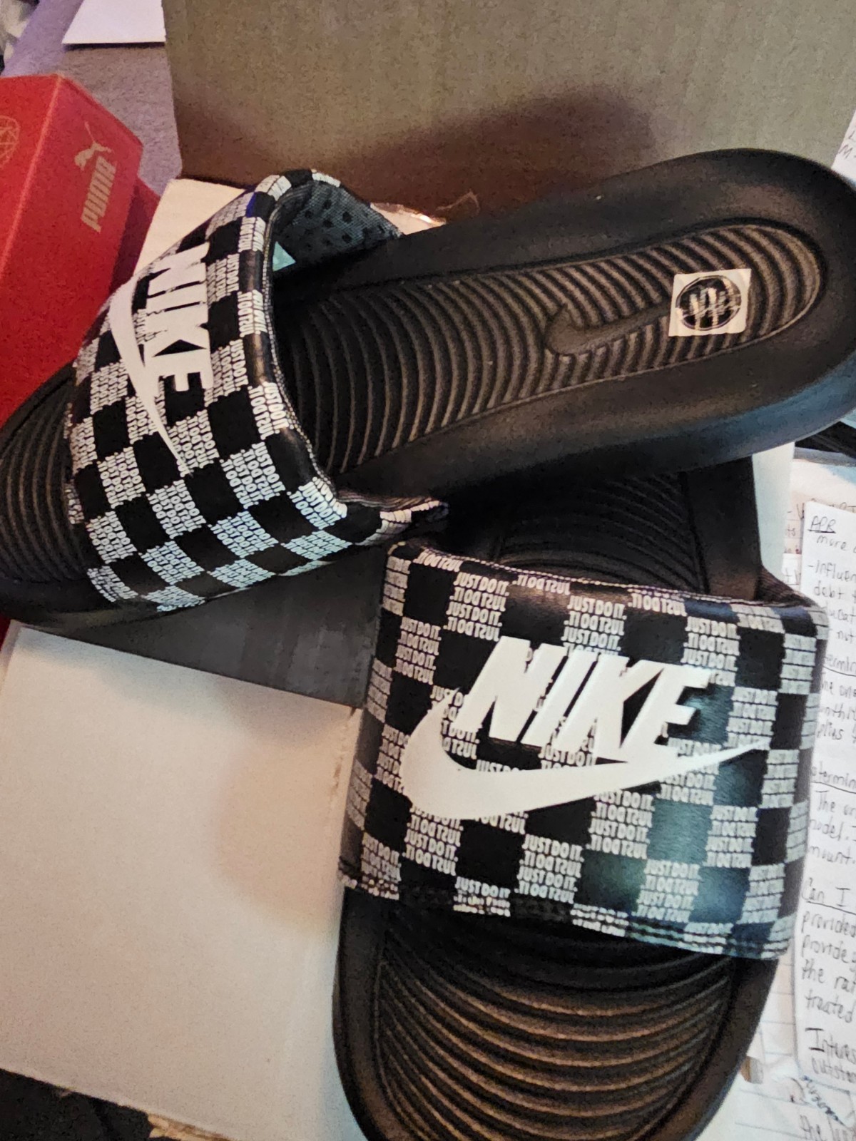 Nike Print checkered Just Do It, black & white Vitori one slide Women size 8