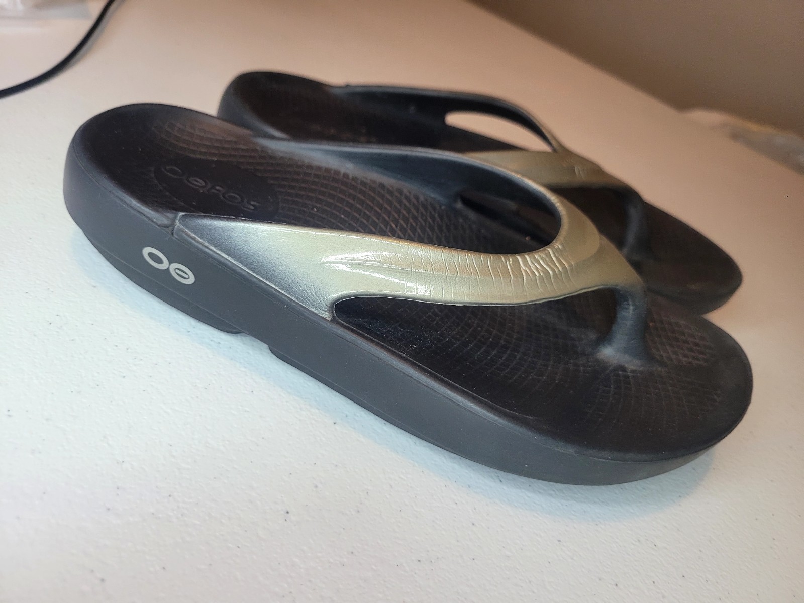 Oofos Oolala Recovery Thong Sandals Flip Flops Womens 6 Silver Metallic Comfort