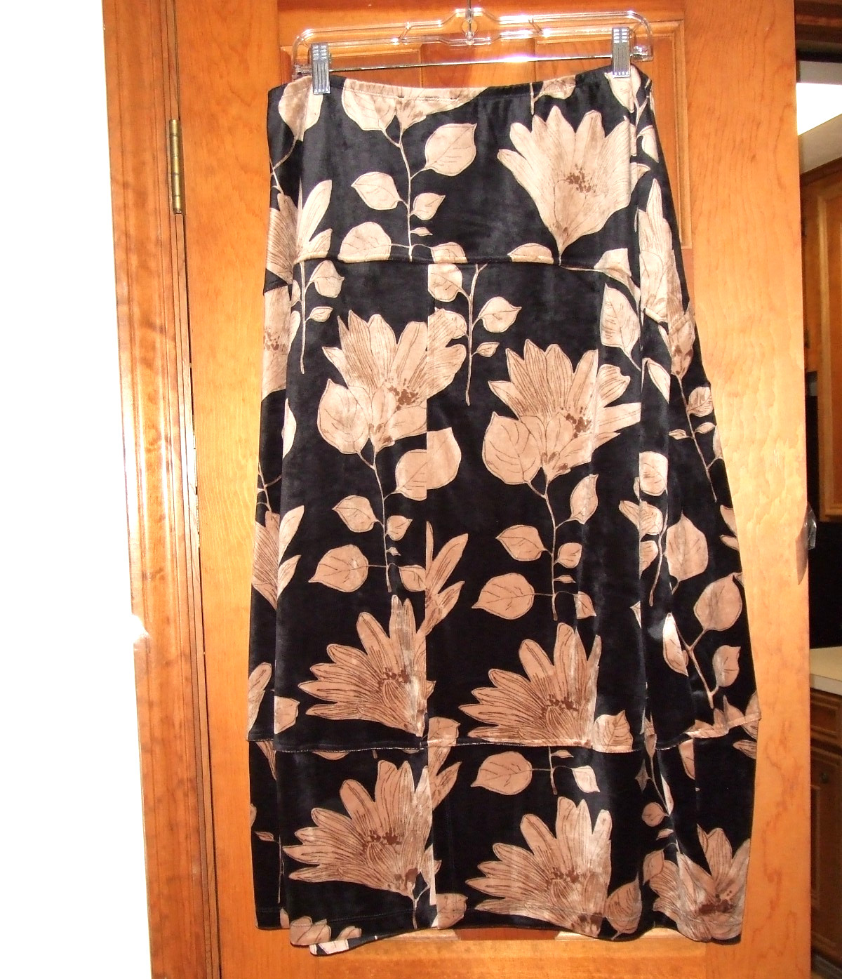 ALEMBIKA floral print velour barrel midi skirt w/elastic waist. Size 5-XL.