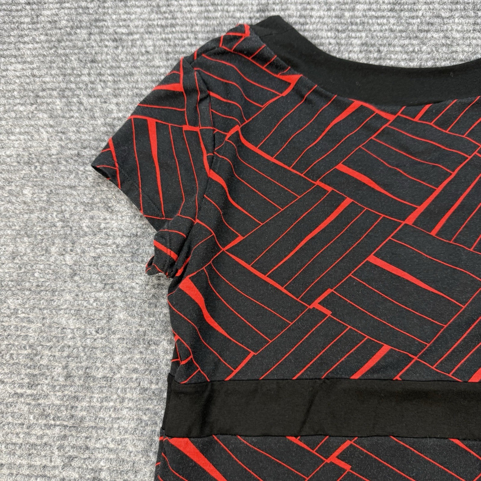 Ann Taylor Petite Medium V Neck Top Black Red Print Short Sleeve Stretch