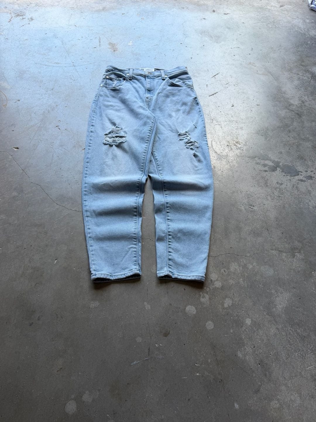 Levi’s SilverTab Women’s Mom Jean Light Wash Distressed Denim Size 29