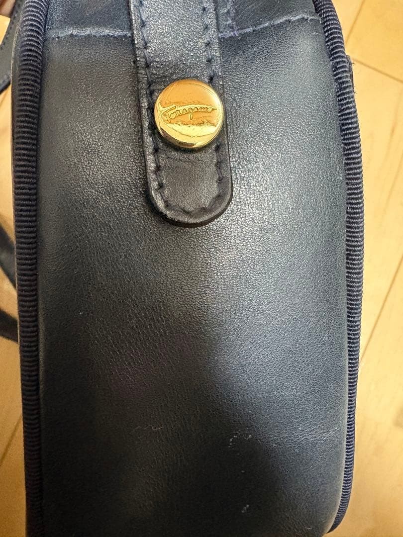 Ferragamo Navy Leather Shoulder Bag Gold Hardware 6.3×8.3×2.8in Used