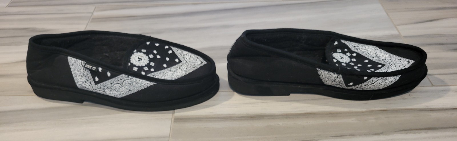 DVS Shoe Company Black & White Slippers W/ Paisley Bandana Pattern Size 12