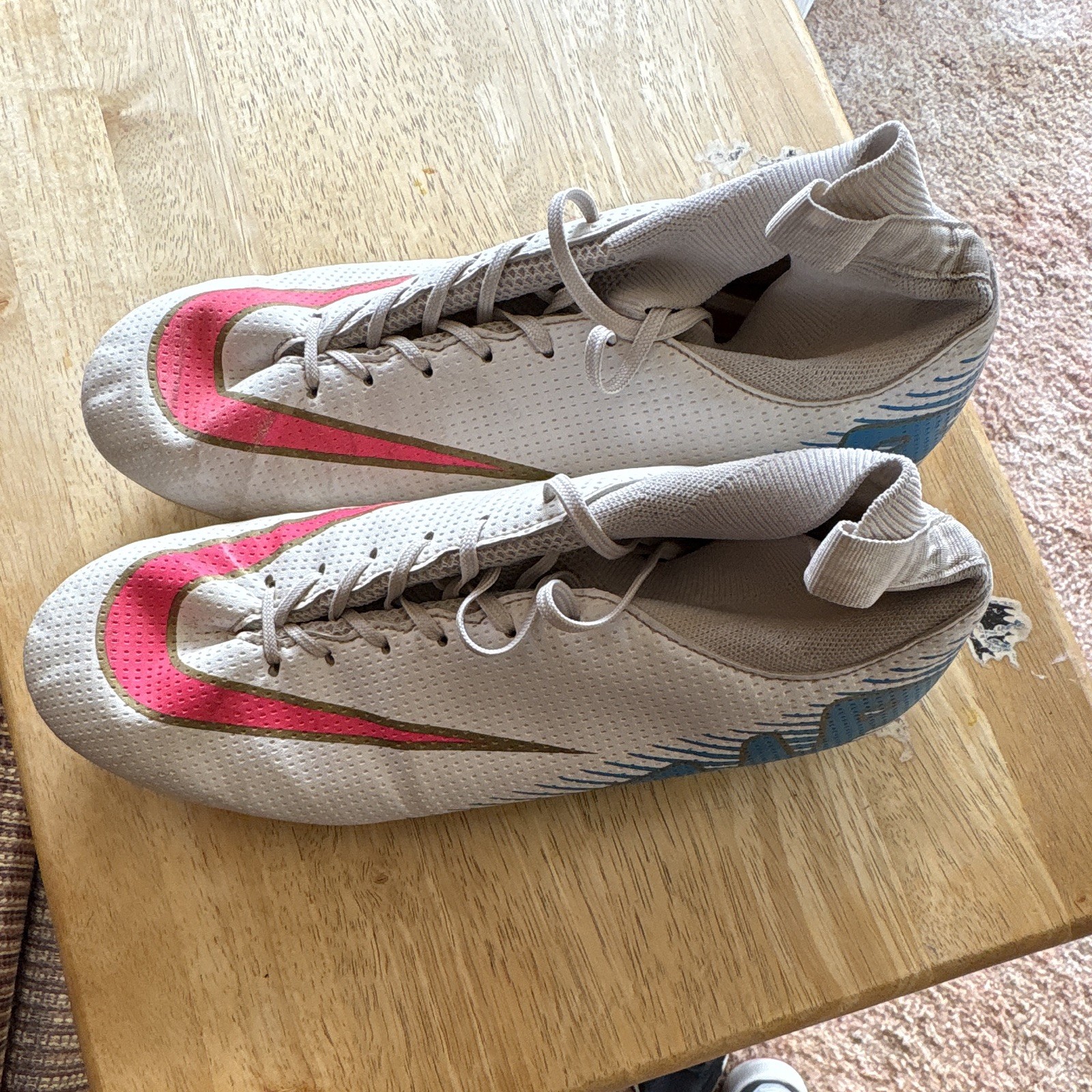 Nike Men’s Soccer Cleats White/Pink/Blue Low Top Lace-Up Plastic Cleats