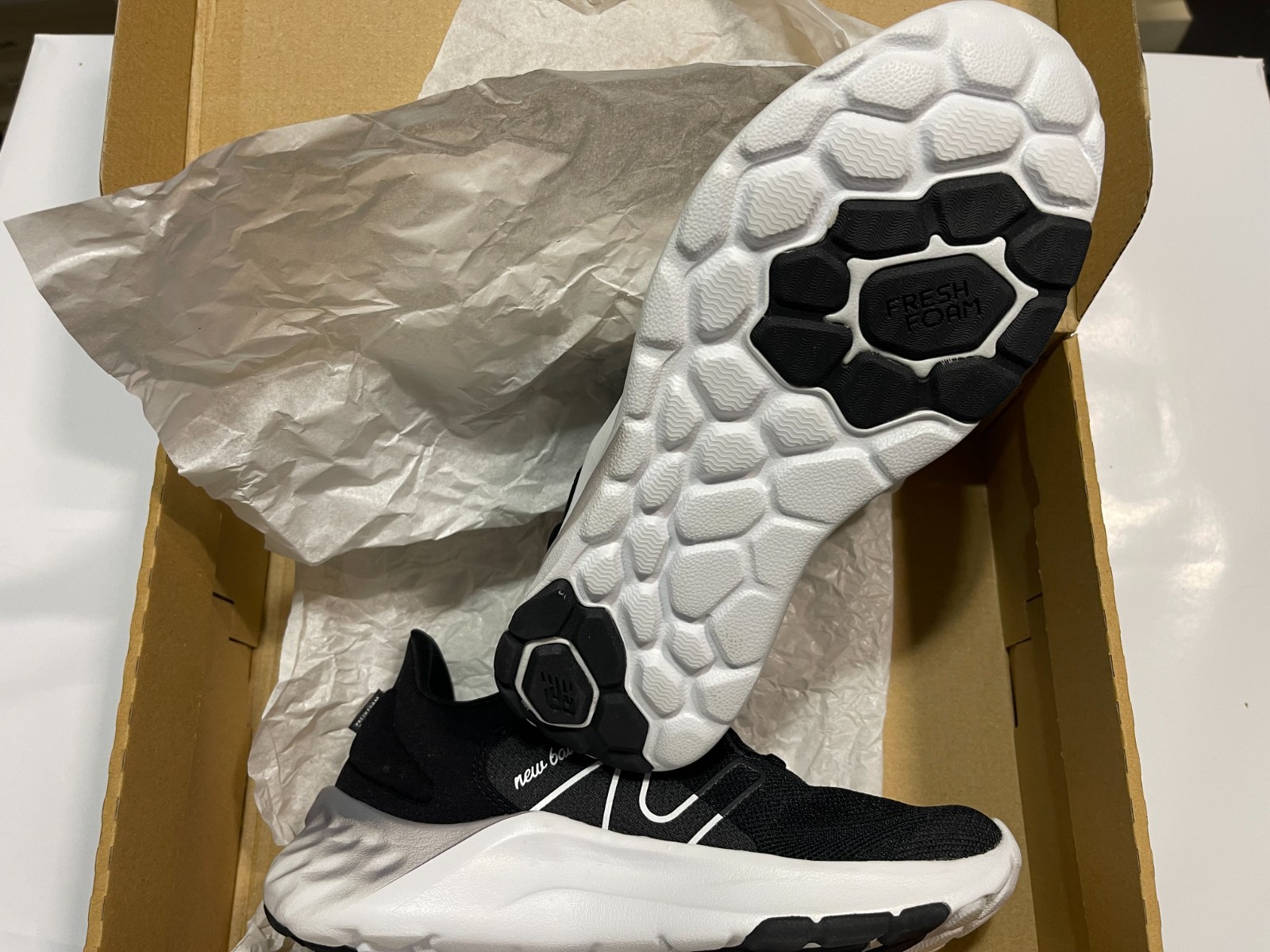 5.5 New Balance womens Fresh Foam Roav V2 Running Shoe, Black/White