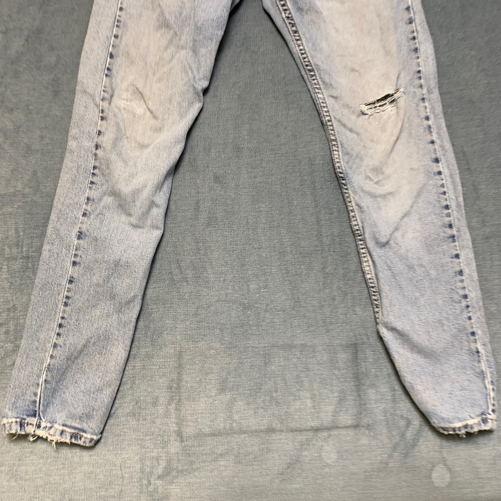 Levi’s 512 Slim Taper Fit Jeans Mens 28×30 Blue Denim Light Wash Distressed